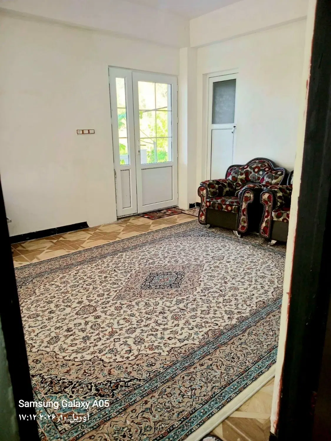 همخونه خانم موجه