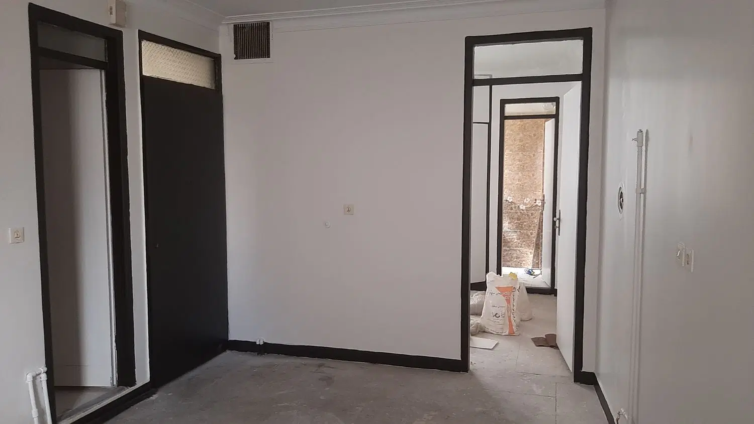 آپارتمان تک‌خوابه با پارکینگ و انباری