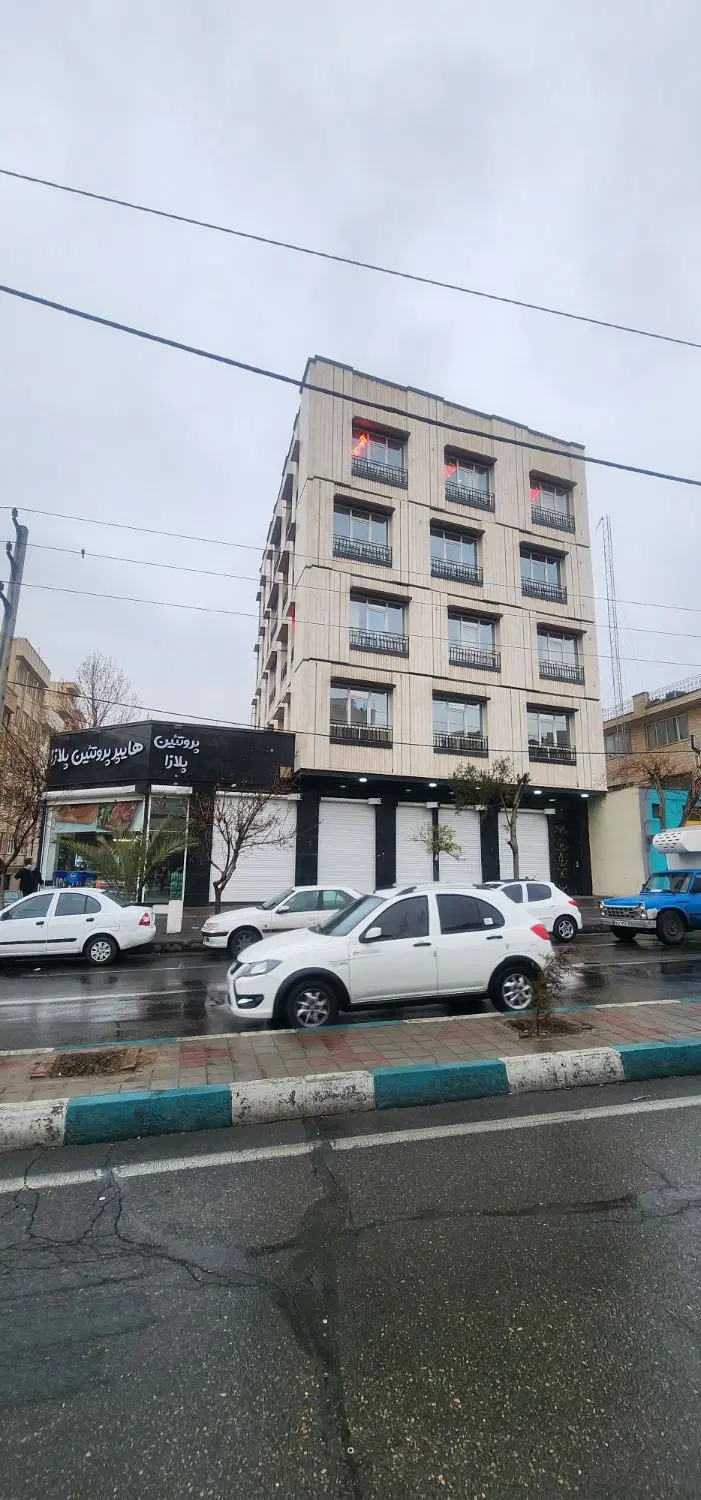 مغازه نوساز بر اصلی ۳۰ متری ارتفاع بلند باپارکینگ