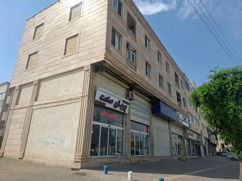 مغازه ۱۱۰ متری با بر ۷ونبم متریو بالکن ۶۸ متری