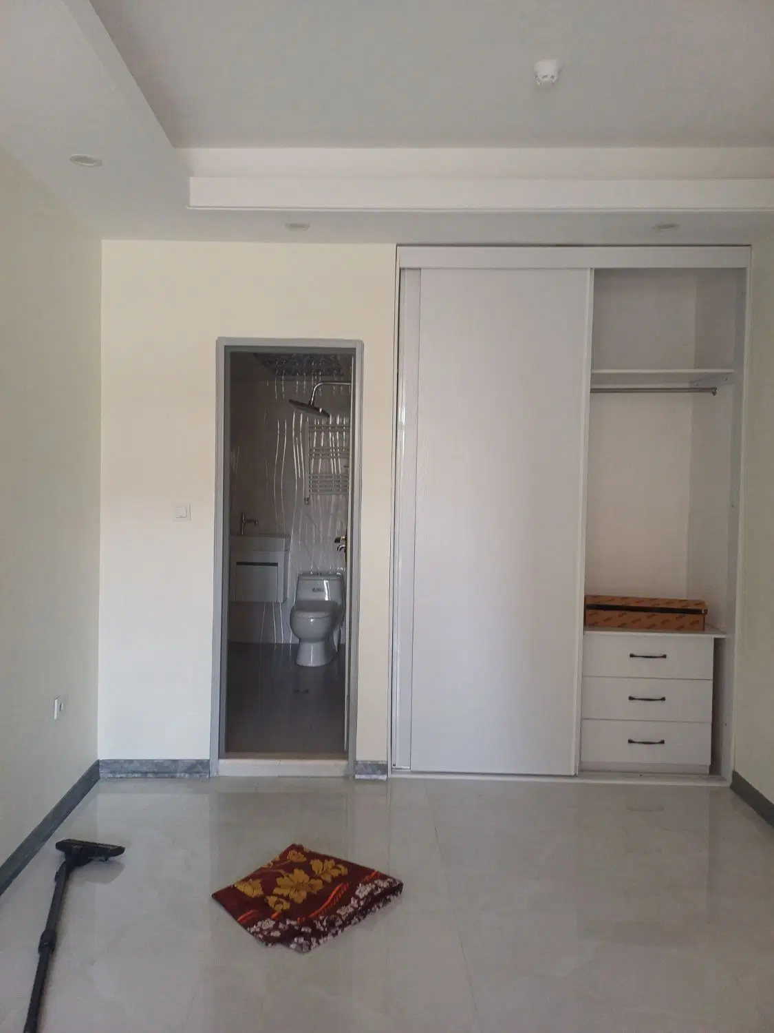 اپارتمان ۱۳۰ متری داری سه خواب لطفا همکار زنگ نزنه