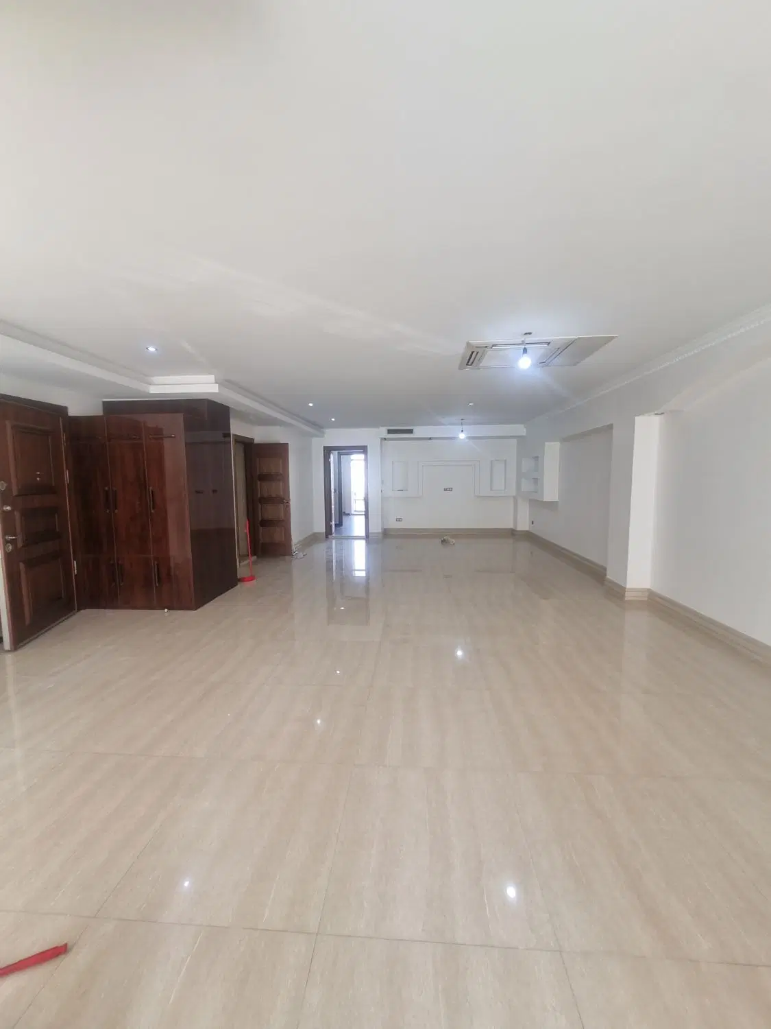 ۲۴۰ متر ۳ خواب مستر  غرق نور  ۲ پارکینگ