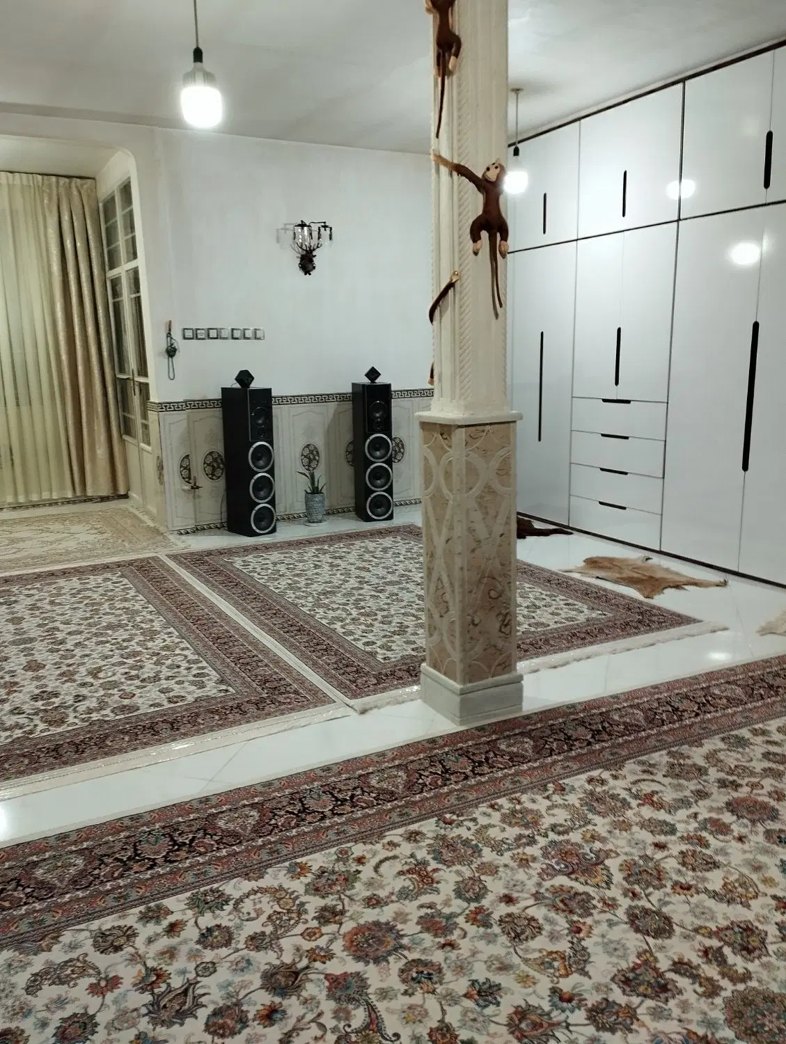 یک باب ساختمان مسکونی دوطبقه سندتک برگ