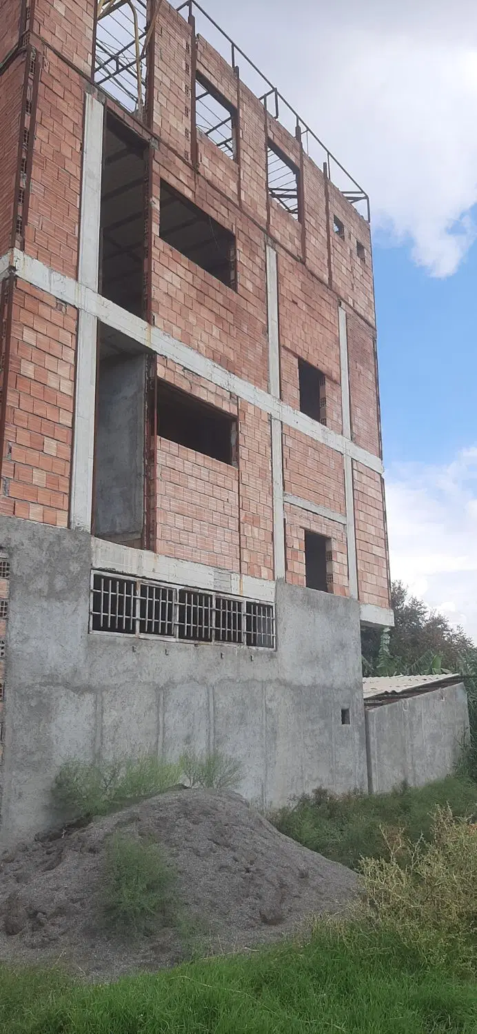 منزل نیمه کاره در روستای اوجابن دو طبقه روی پیلوت