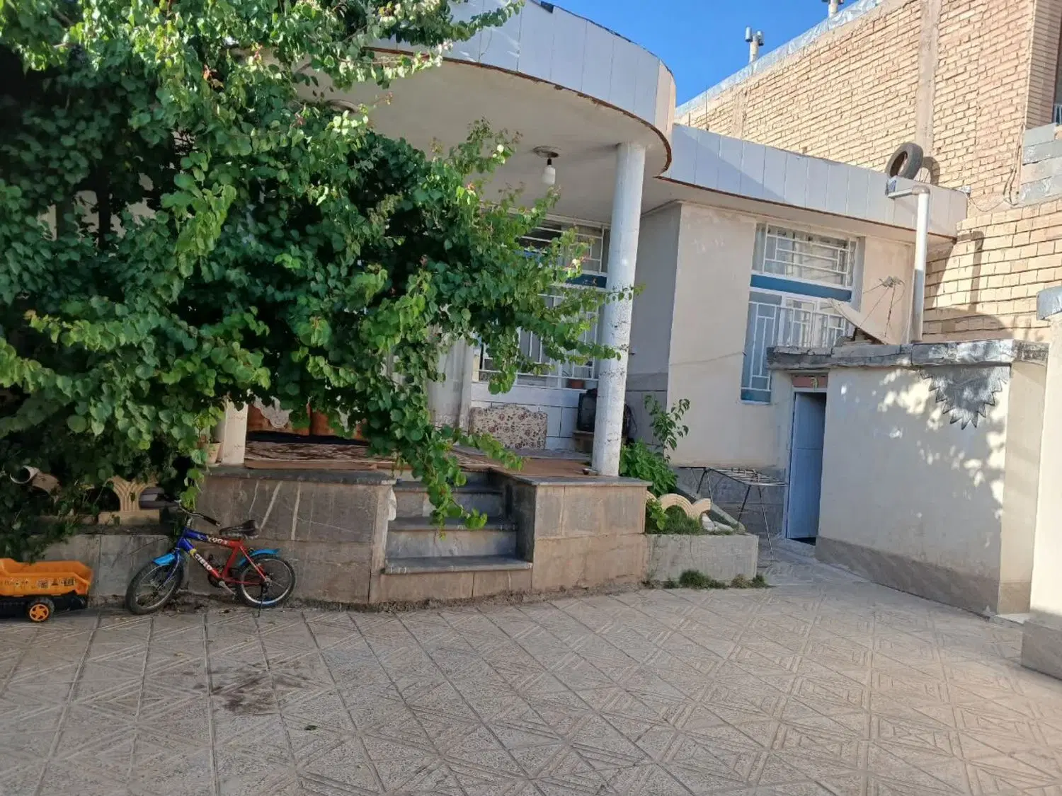فروش منزل مسکونی یک طبقه سمیرم فازاول شهرک آبشار