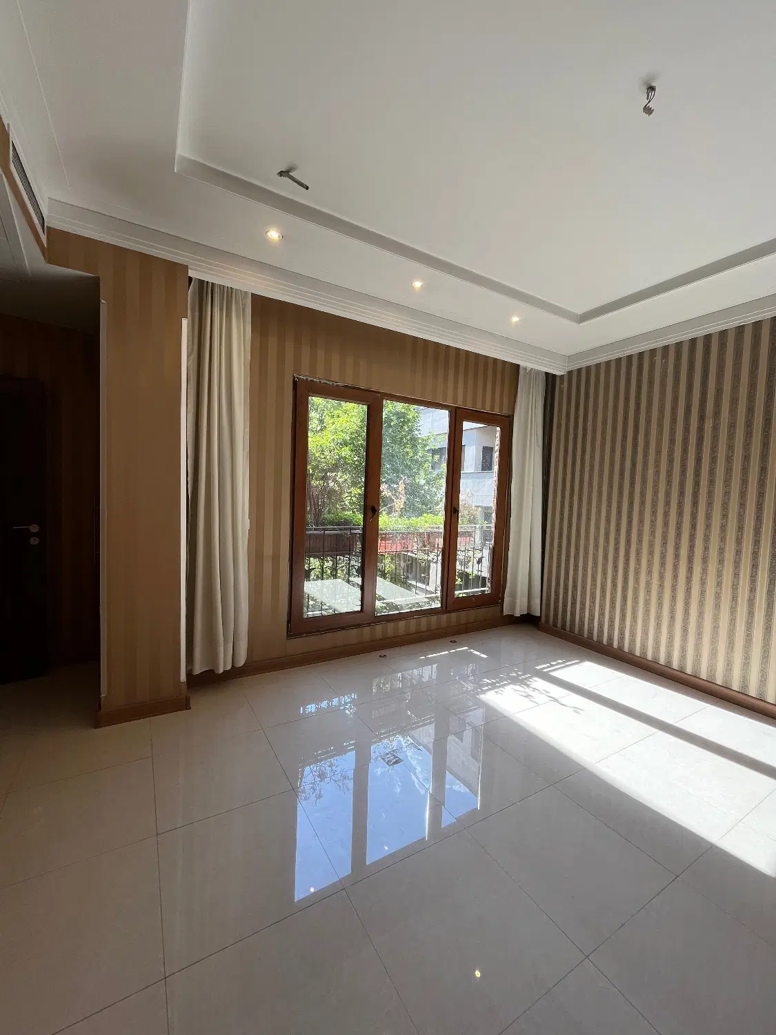 تاپ لوکیشین فرمانیه_ ۱۵۰ متر_ ۳خواب مستر_ ۲ تراس