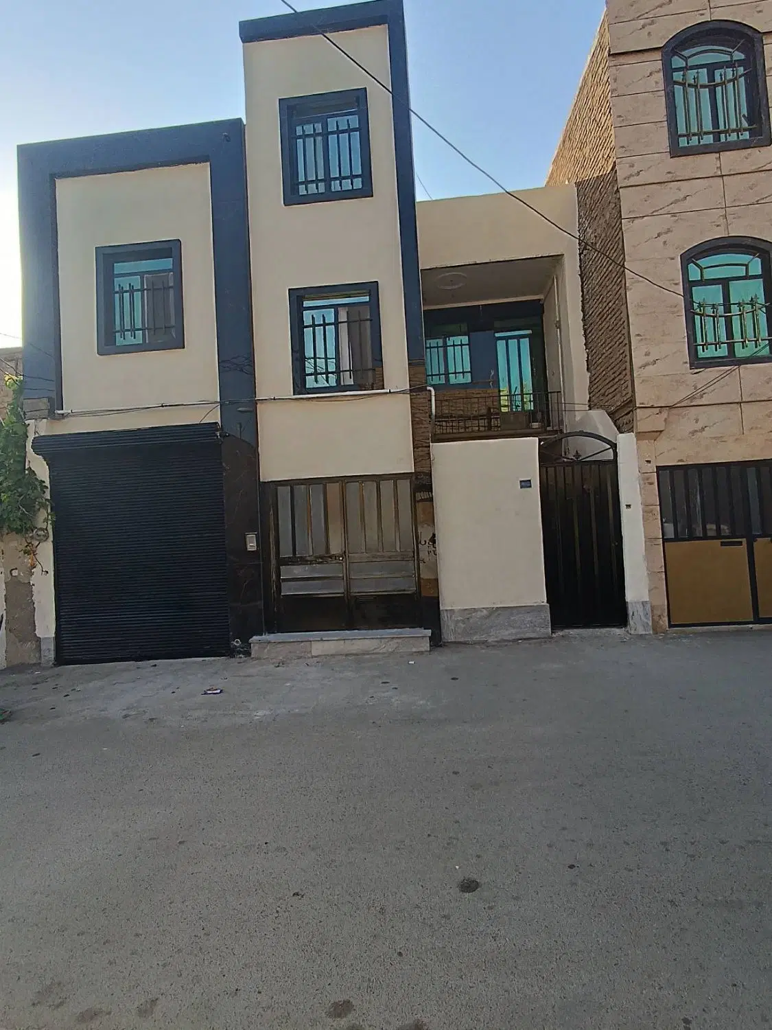 خانه دوطبقه۱۰۰متری چهارباغ ملک آباد