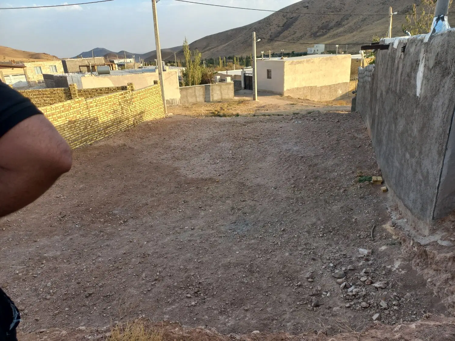 ۲۰۰متر زمین ویلایی در روستا قلعه سرهنگ بفروش میرسد