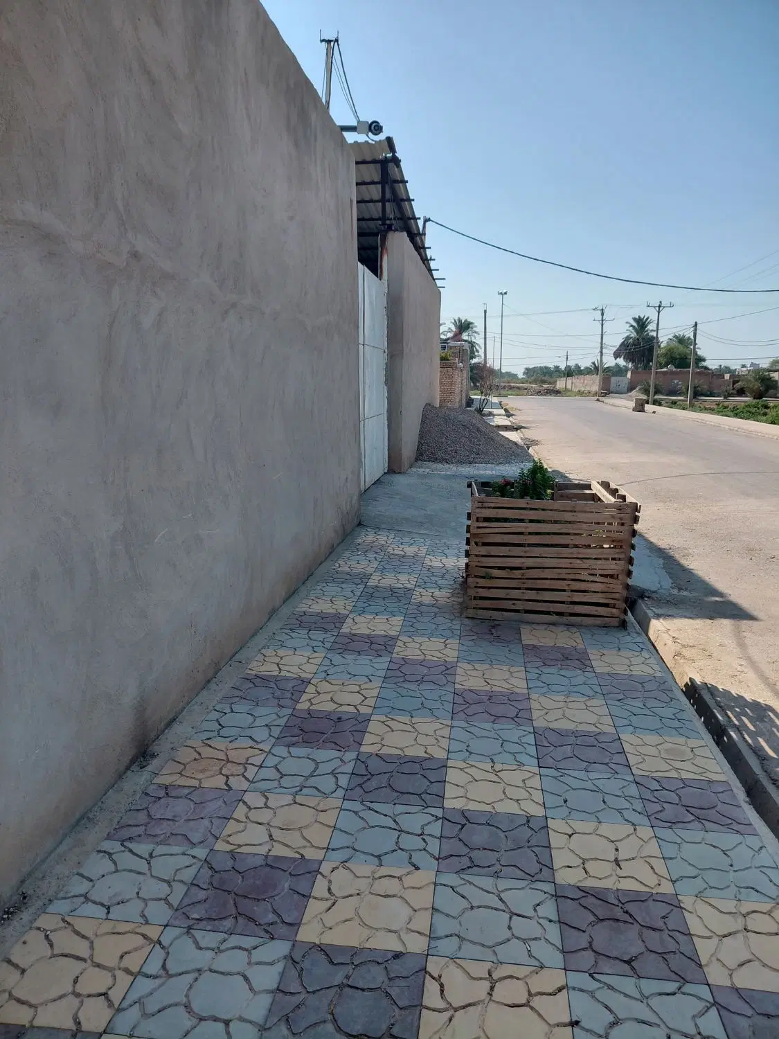 خانه و انبار و زمین مسکونی