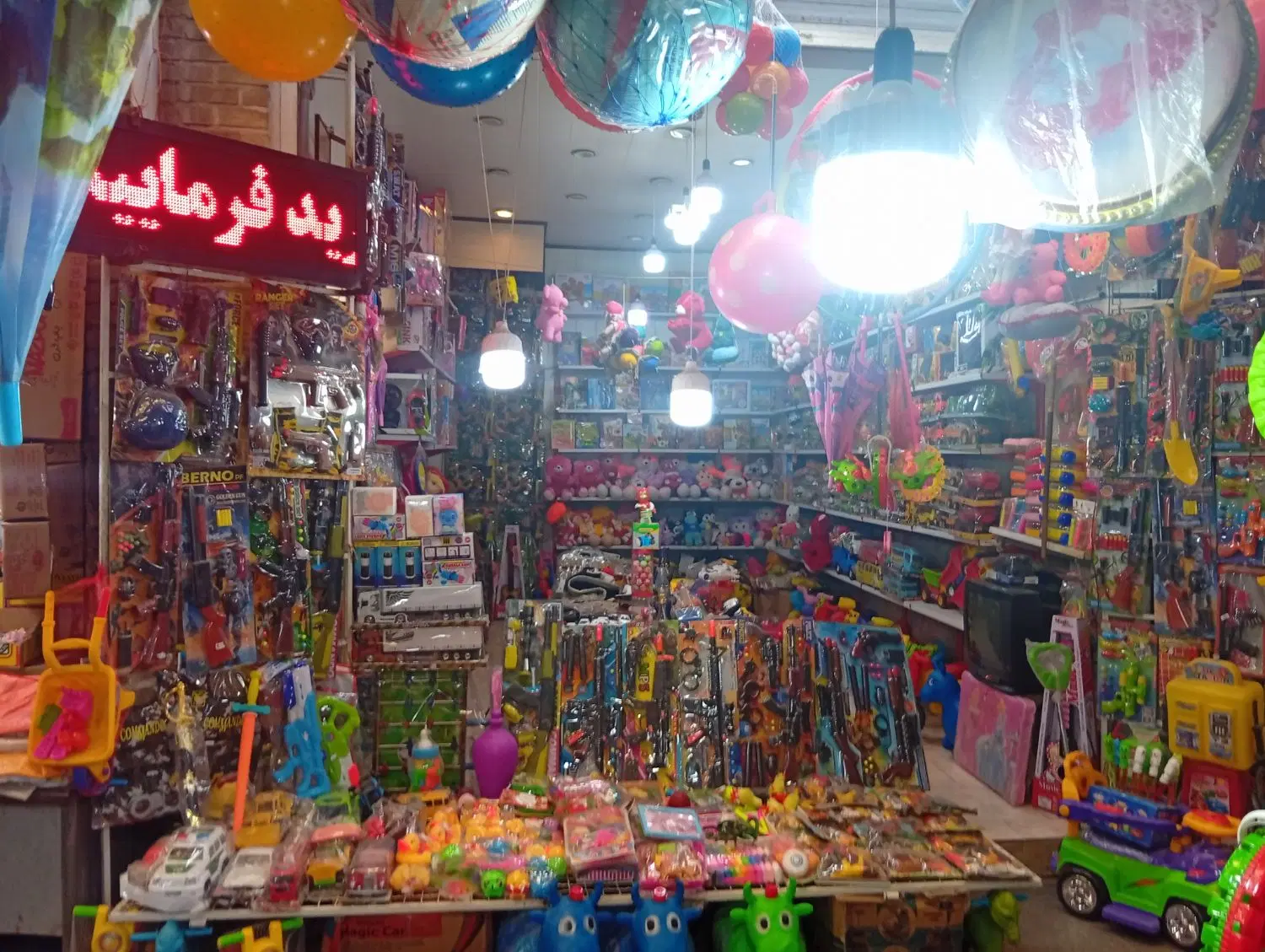 مغازه در بازار بالا