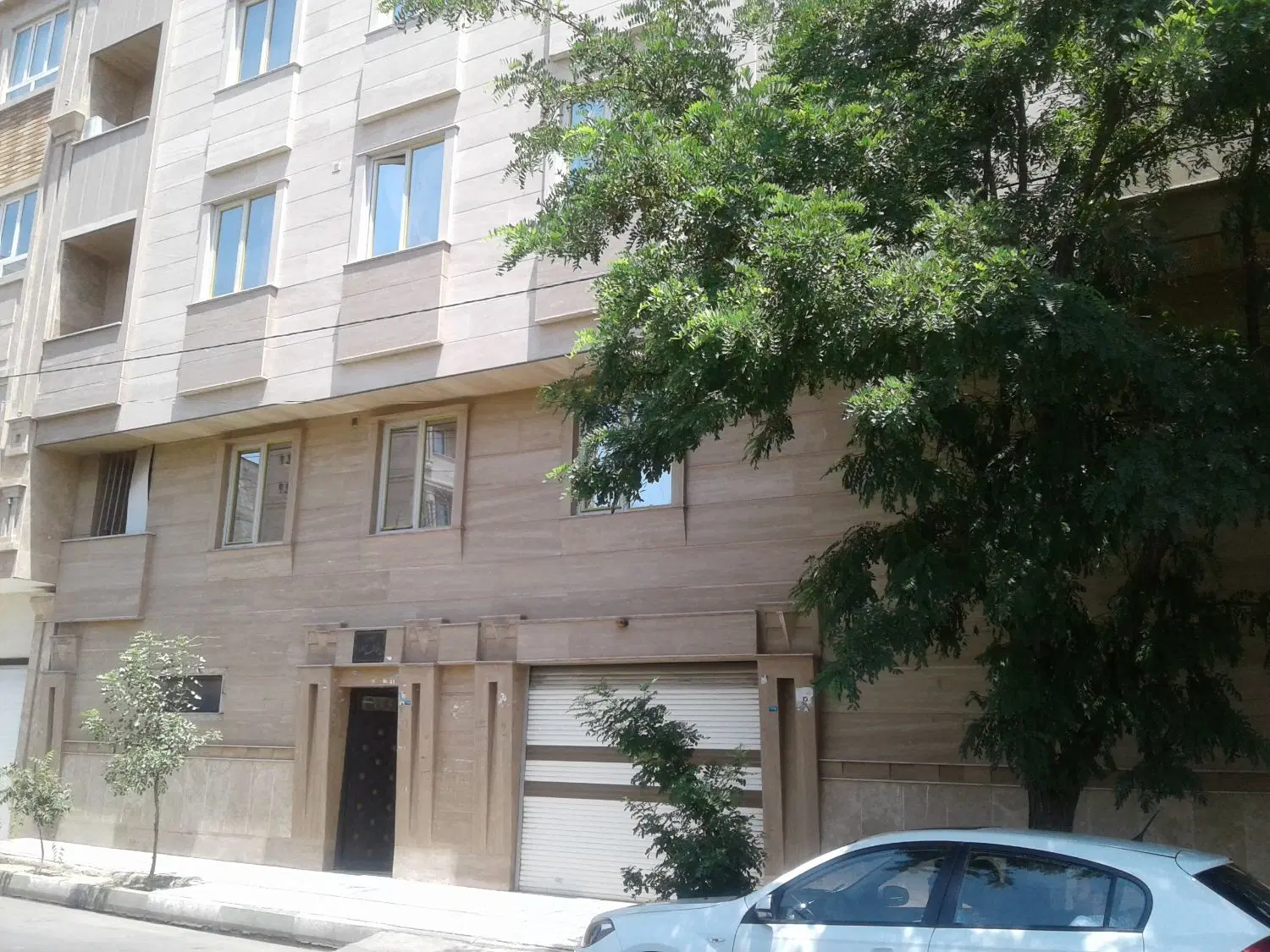شهرک نمونه ۸۳ متر غرق نور