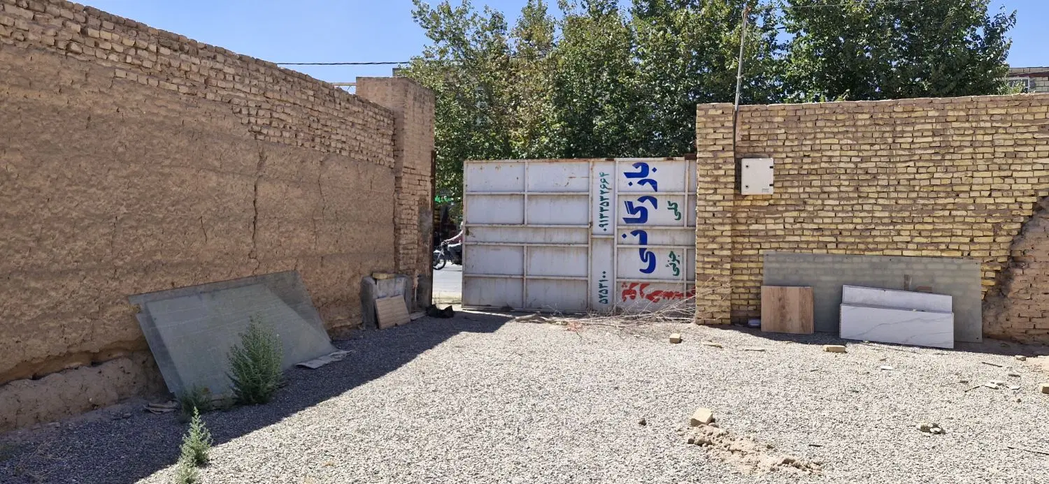 اجاره زمین محصور لب خیابان انقلاب ۵۶۰ متری