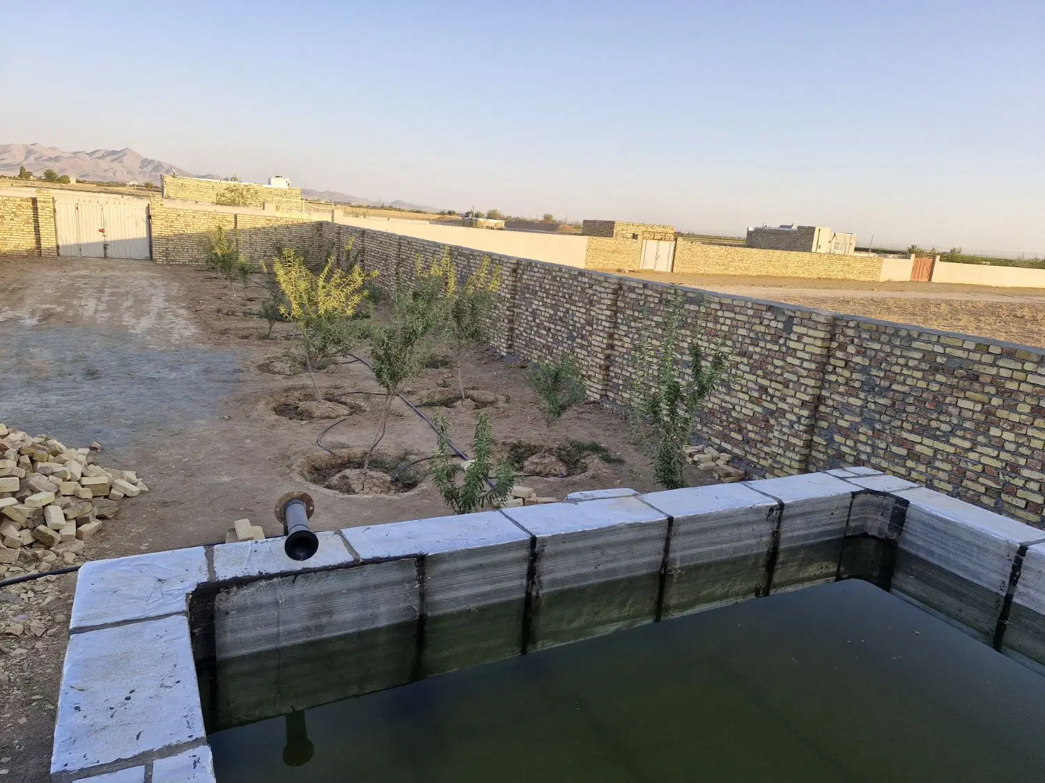 ۶۱۸ متر زمین چهار دیواری
