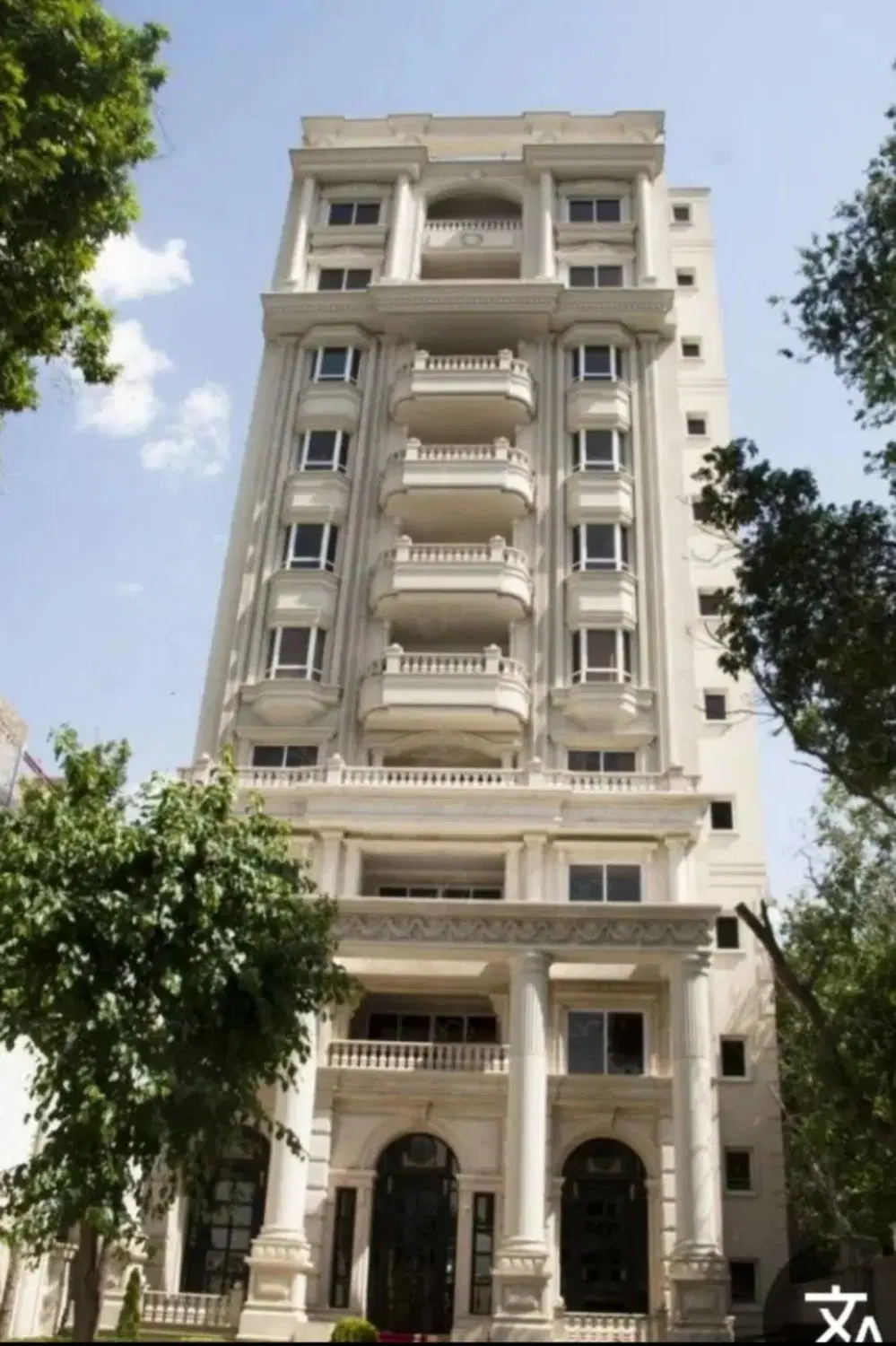 با مدیریت خانم معین.مشارکت درساخت