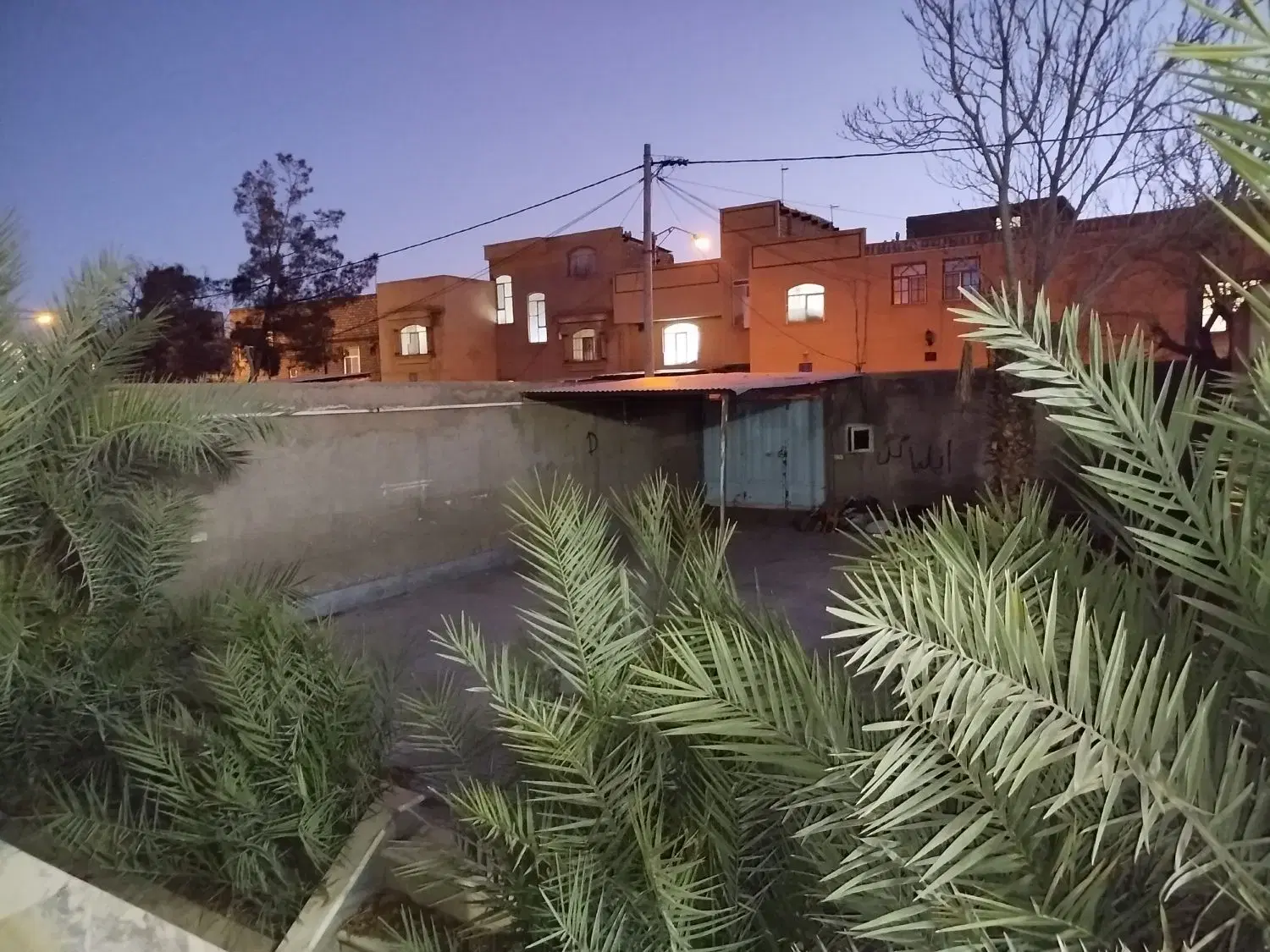 منزل  360متر  درب حیاط 12 متر پهنا دو طبقه
