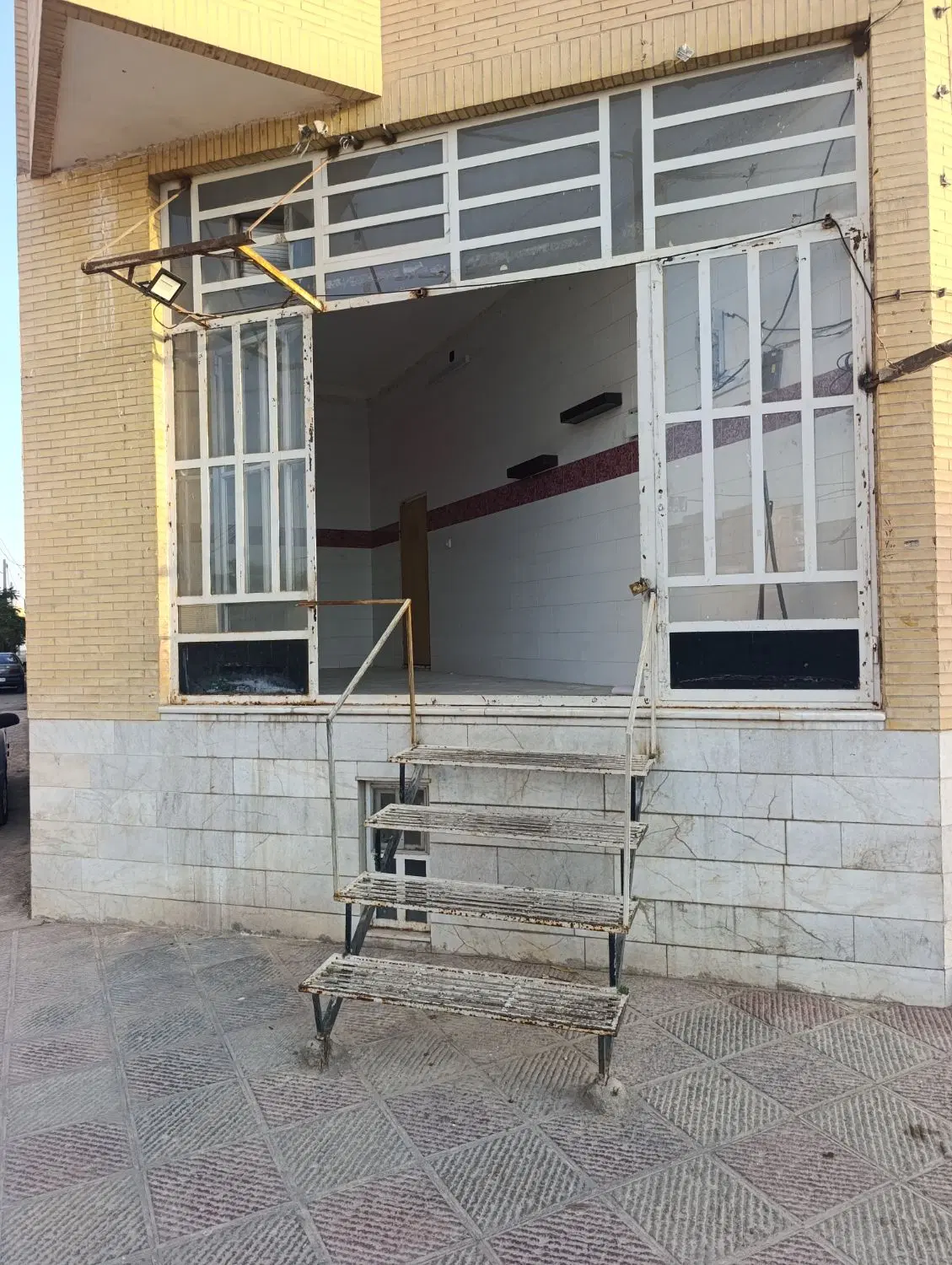 مغازه ۱۲متری آزادشهر_فلکه پنجم_خیابان هادی.