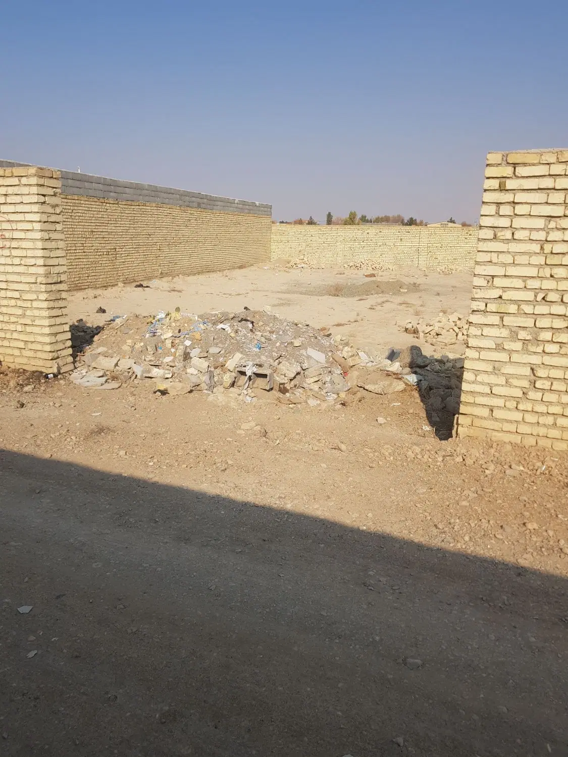 زمین چهار دیواری