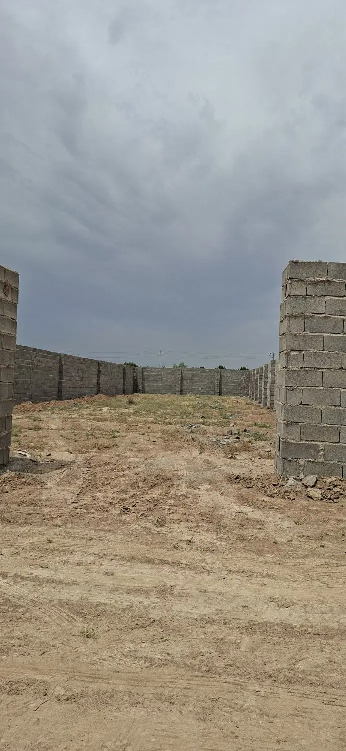 زمین دور دیوار گنبدواز