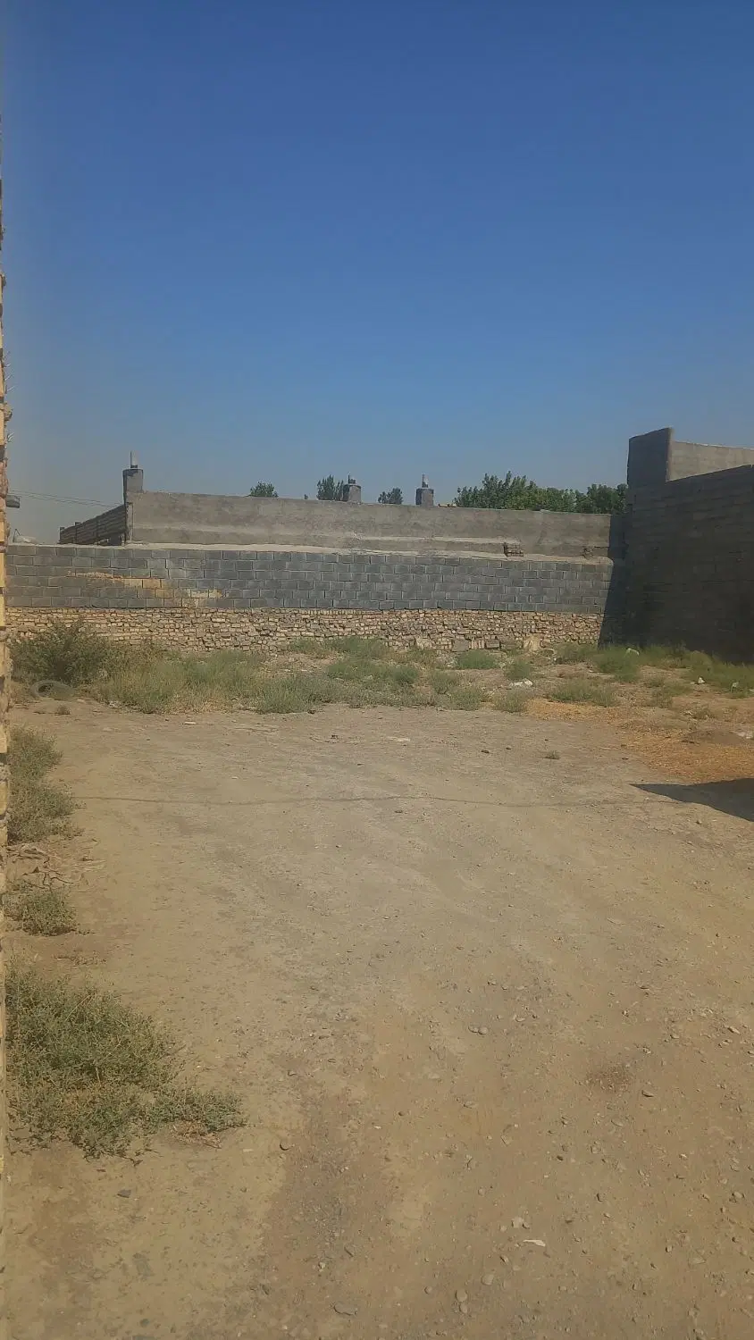 زمین سه طرف دیوار