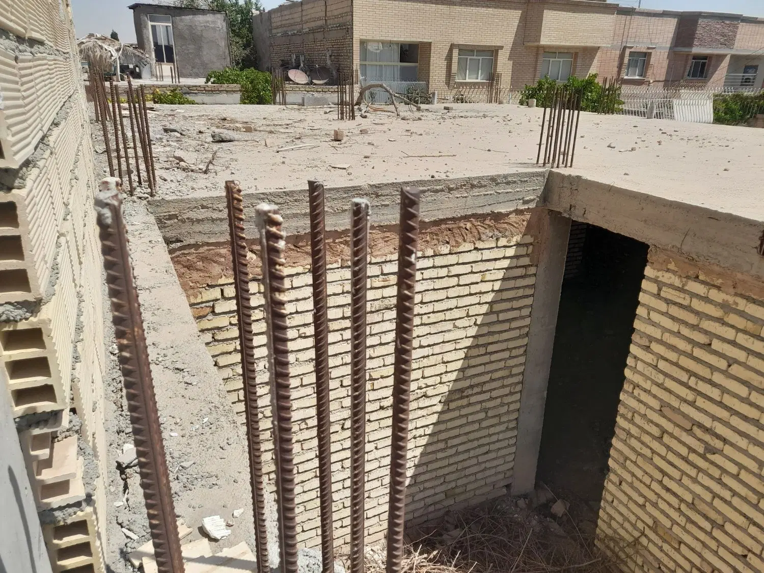 خانه نیمه ساخت