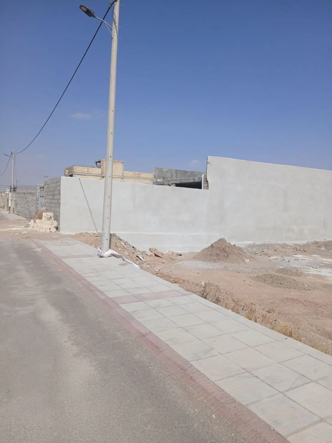 یک قطعه زمین در جهاد آبا د معروف به چاله سیاه