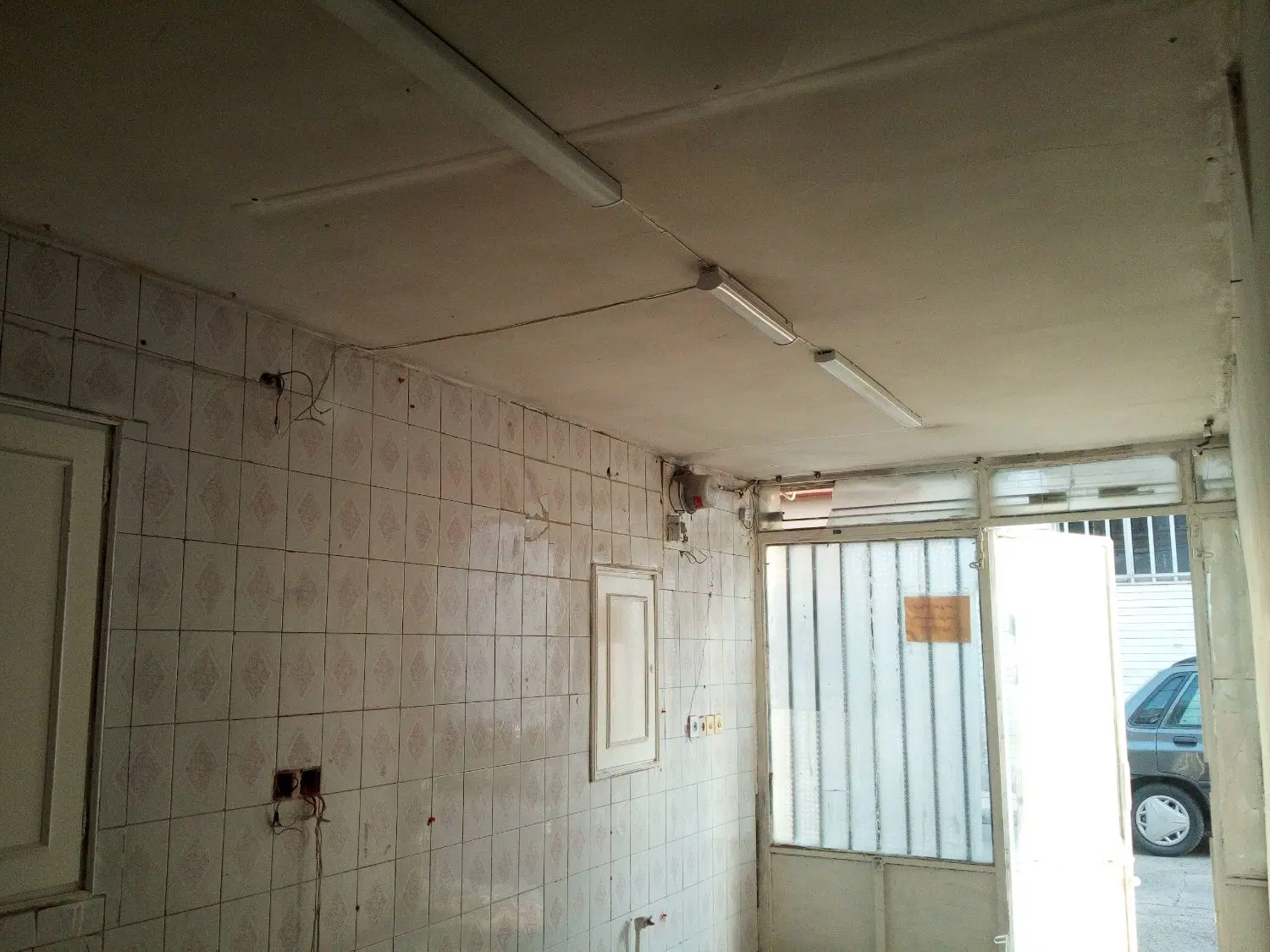 مغازه اجاره ای نزدیک حاشیه خیابان عبادی