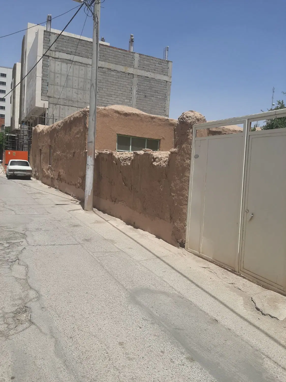 ملک کلنگی ۳۲۵ متر