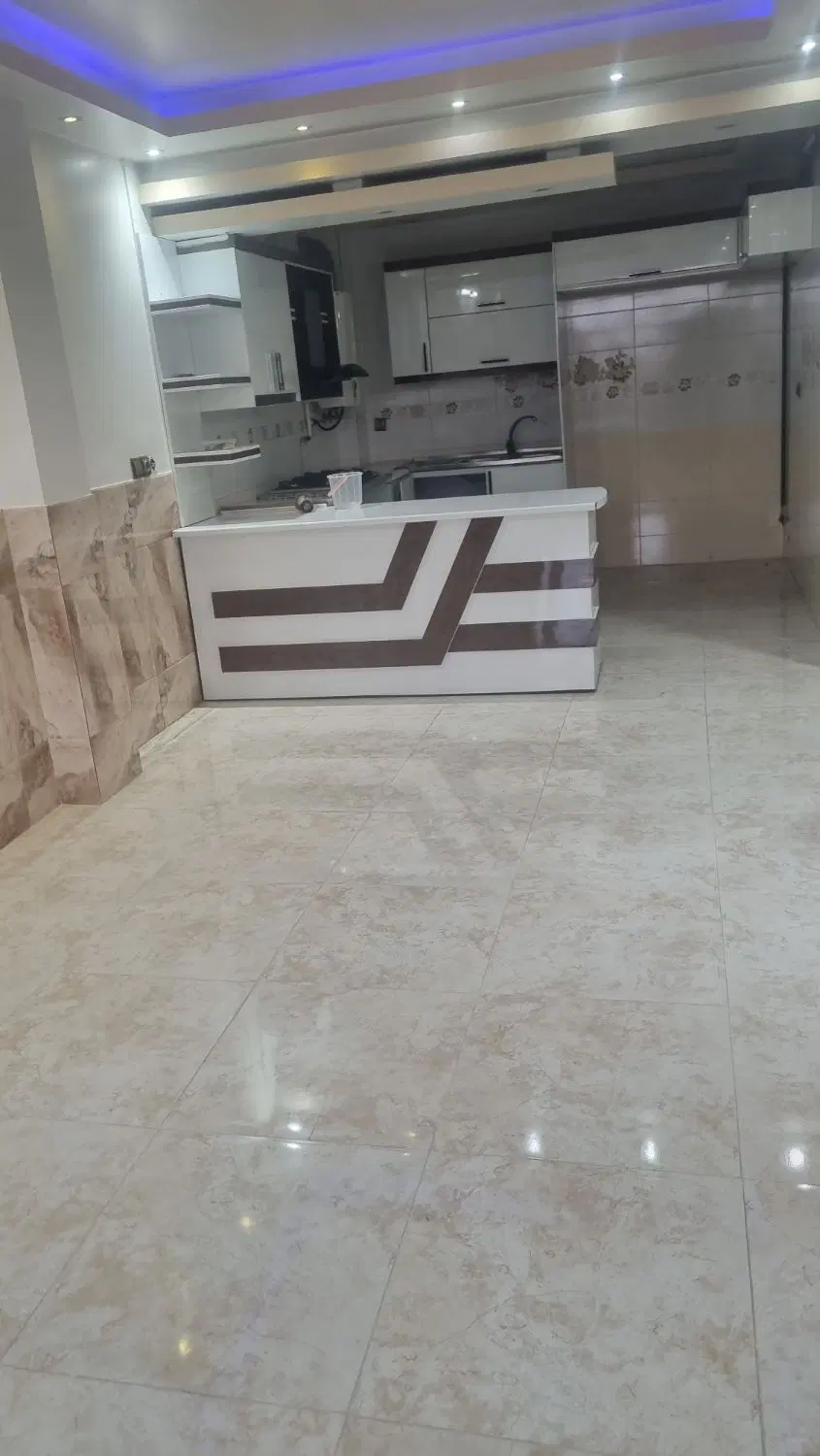 منزل مسکونی همراه با مغازه تجاری