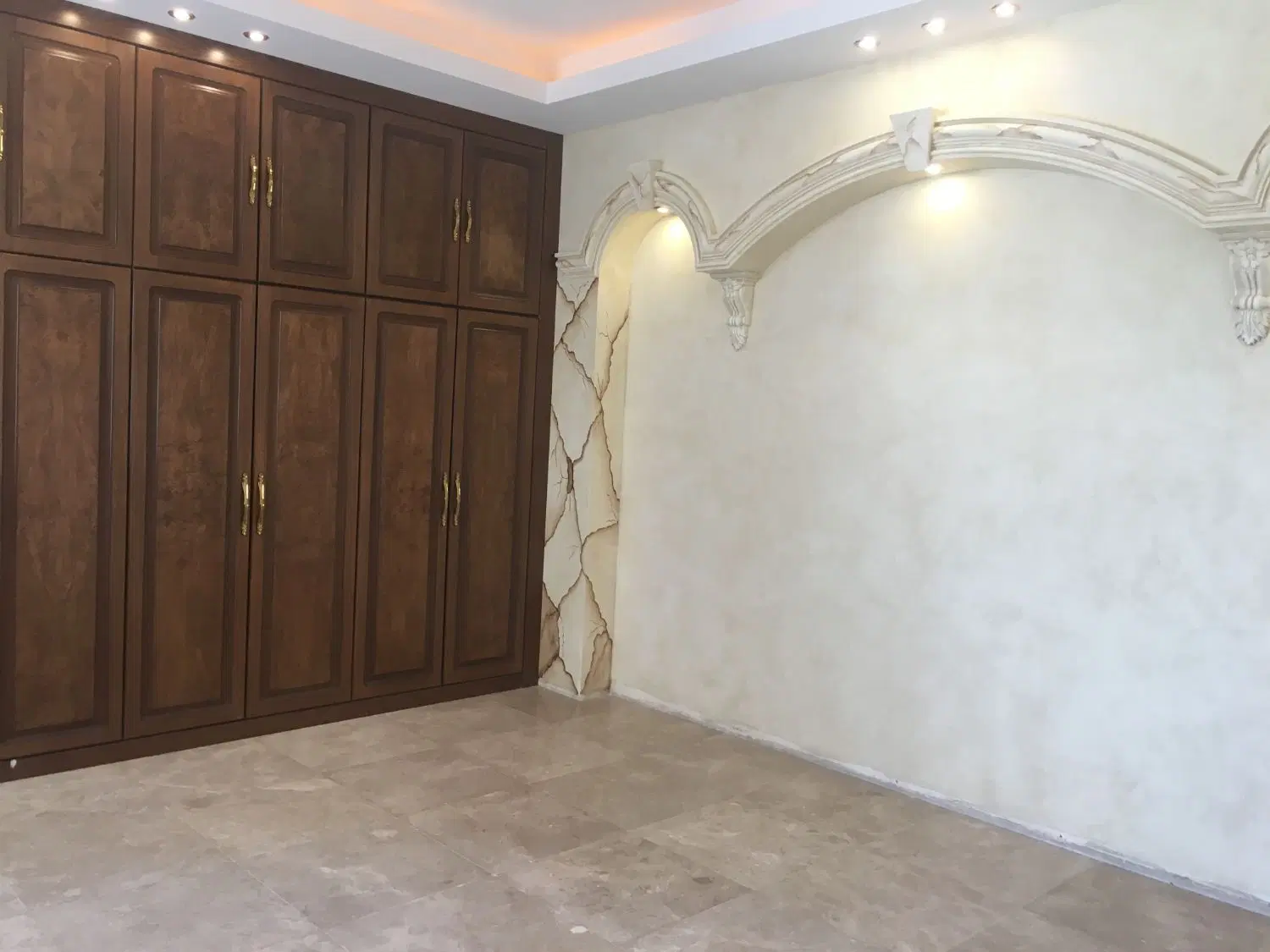۱۶۰ متر _ ۳ خ _ نوساز لوکس _  تاپ لوکیشن منطقه