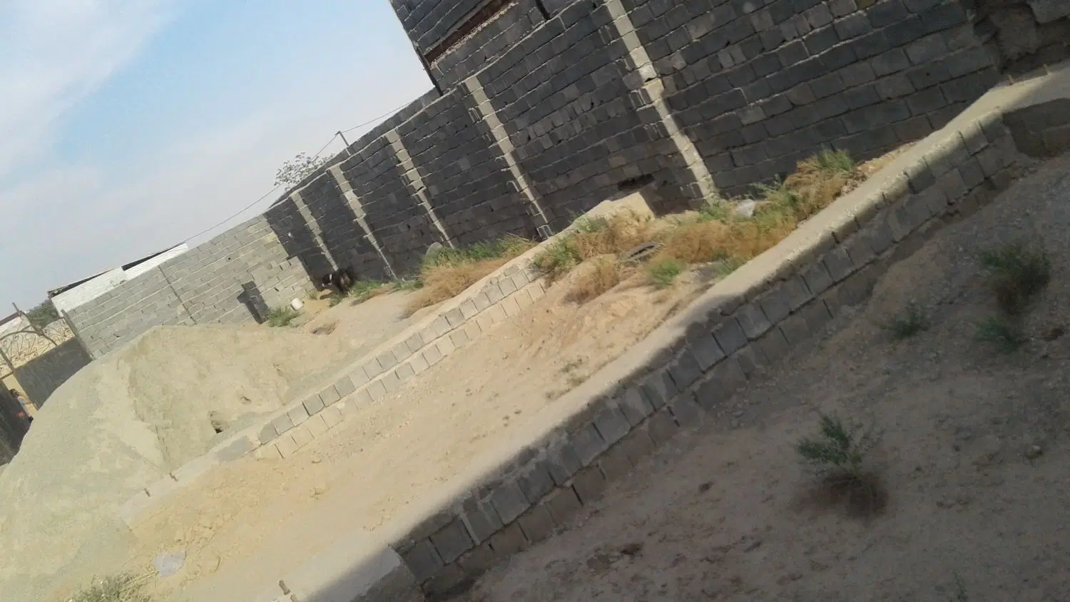 زمین چهار دیواری شده