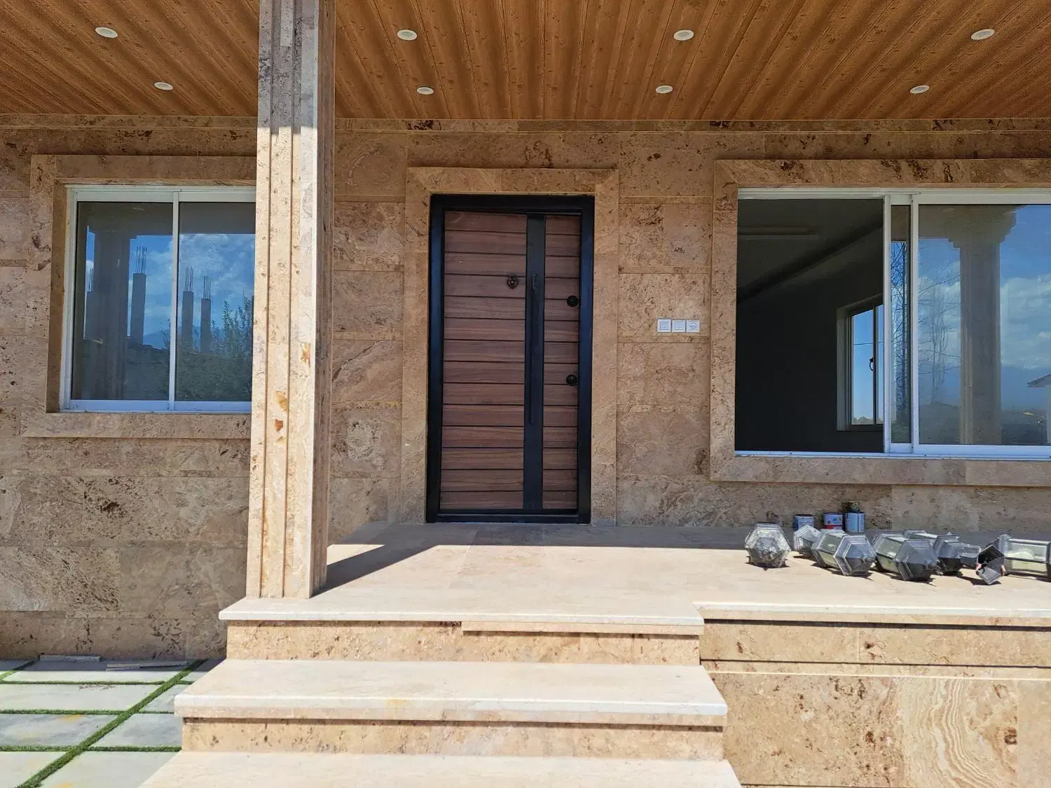 فروش خانه ویلایی ۲۰۰ متری نما سنگ ۲ خواب