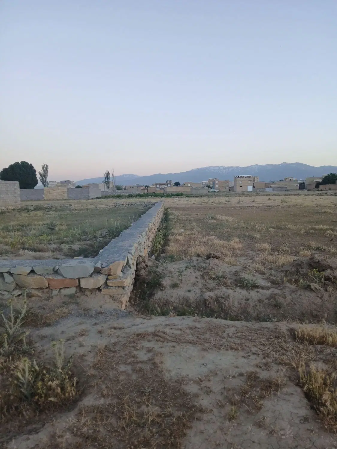 زمین ۴۰۰ متری مناسب باغ و ویلا (همدان ،جورقان)