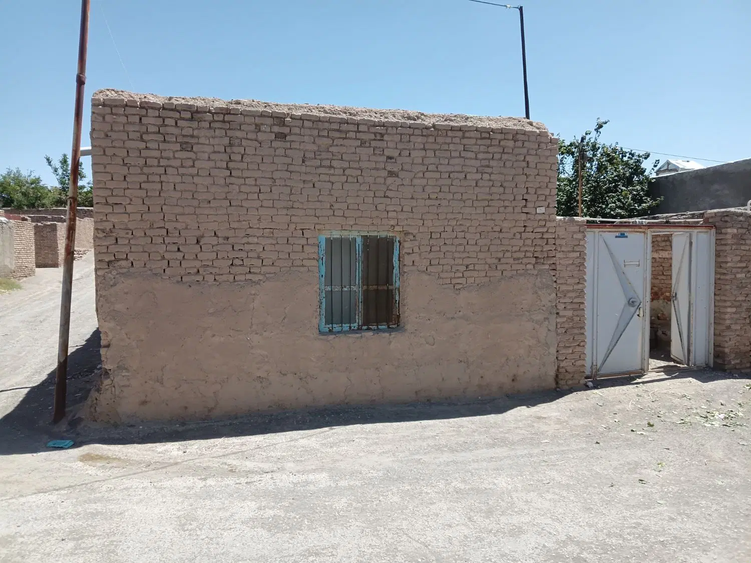 منزل کلنگی در مرکز شهر بافت