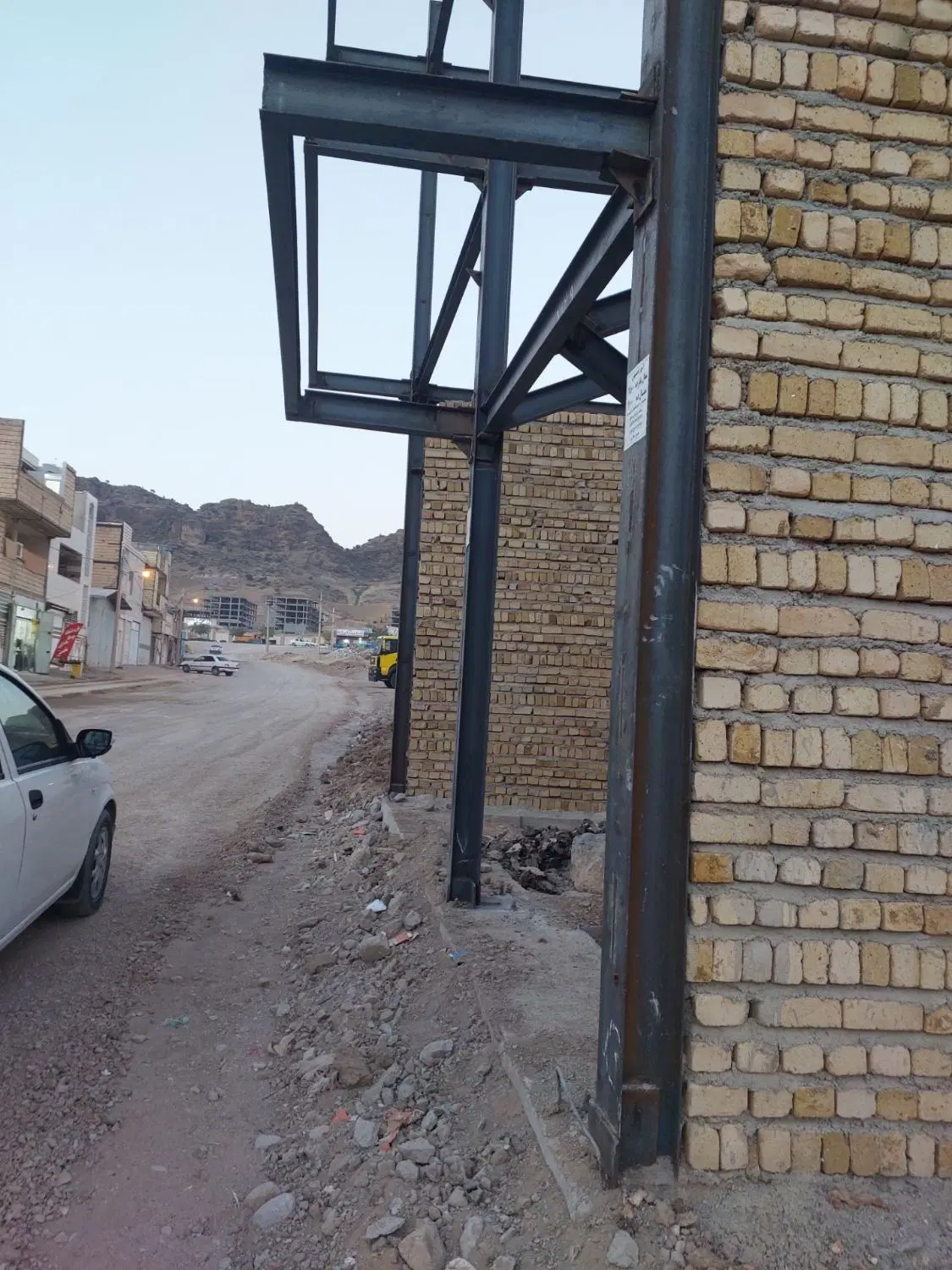 ساختمان نیمه‌کاره جلو خیابان