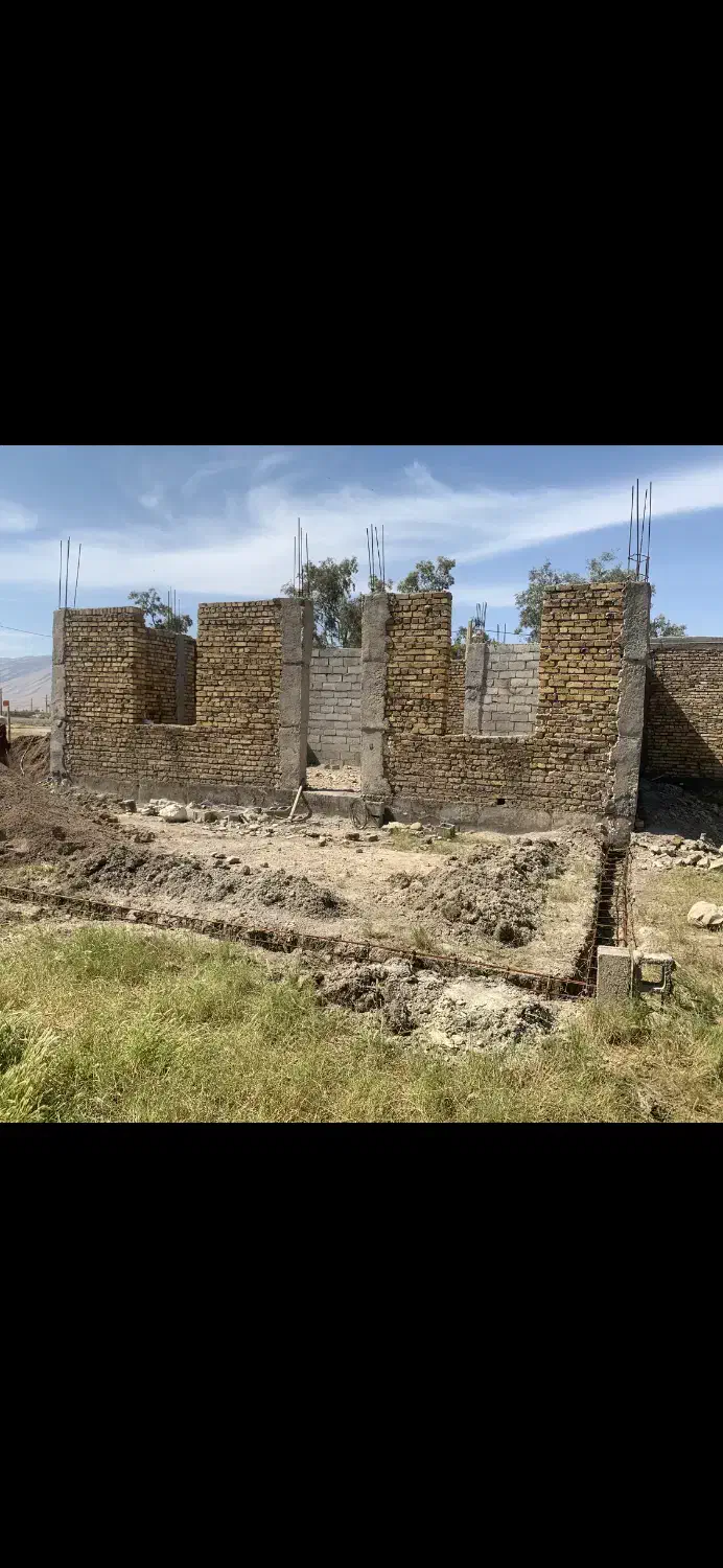 ساختمان نیمه کاره پشت سیلوهای سراب حمام