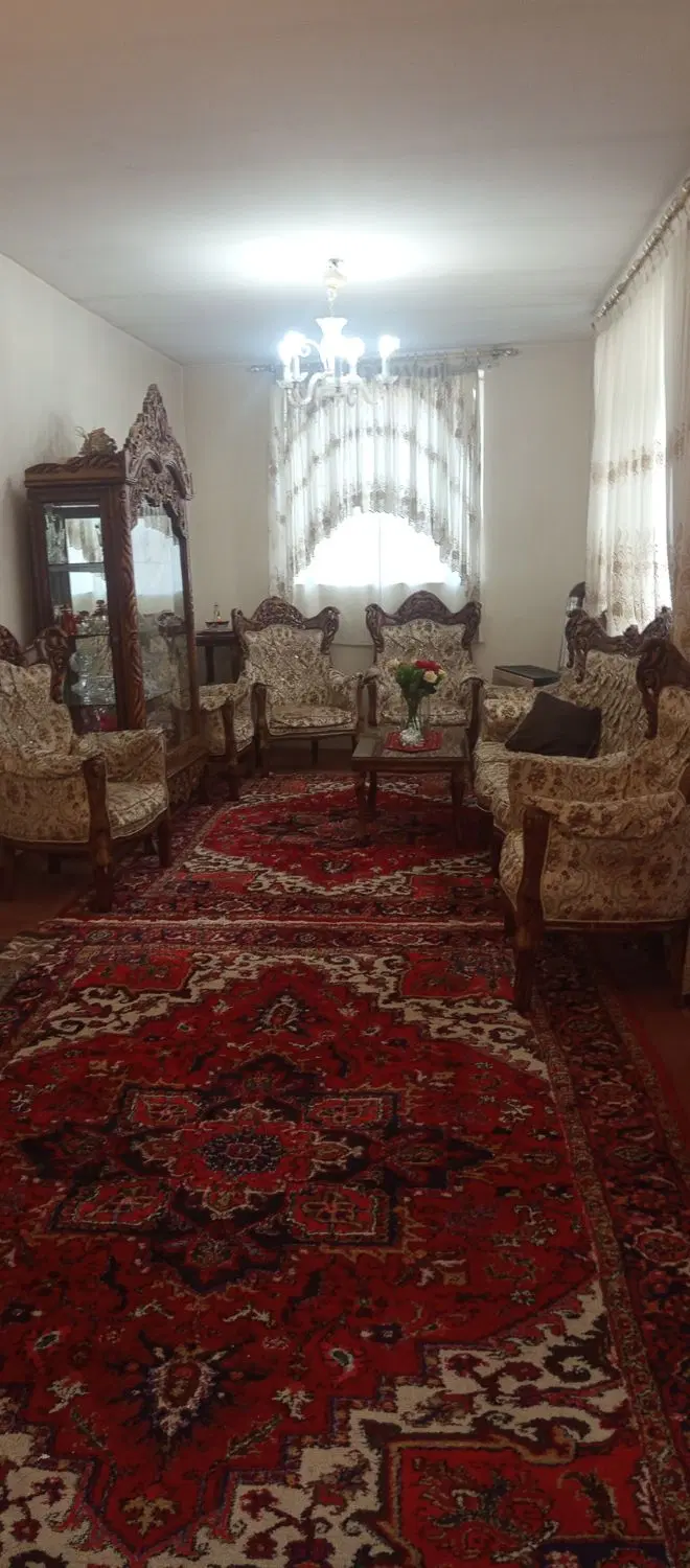 حیاط دو طیقه