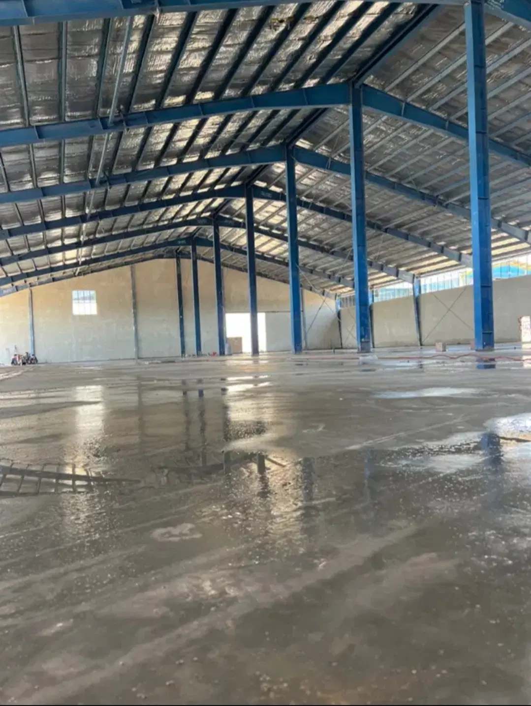 زمین کارگاهی یا کارخانه‌ای حصار شده در جاده مایان