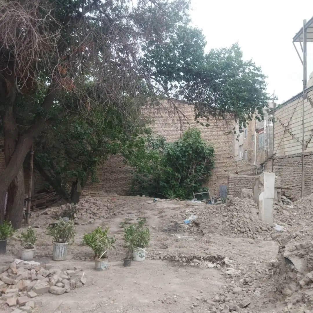 زمین ۳۲۷ متر