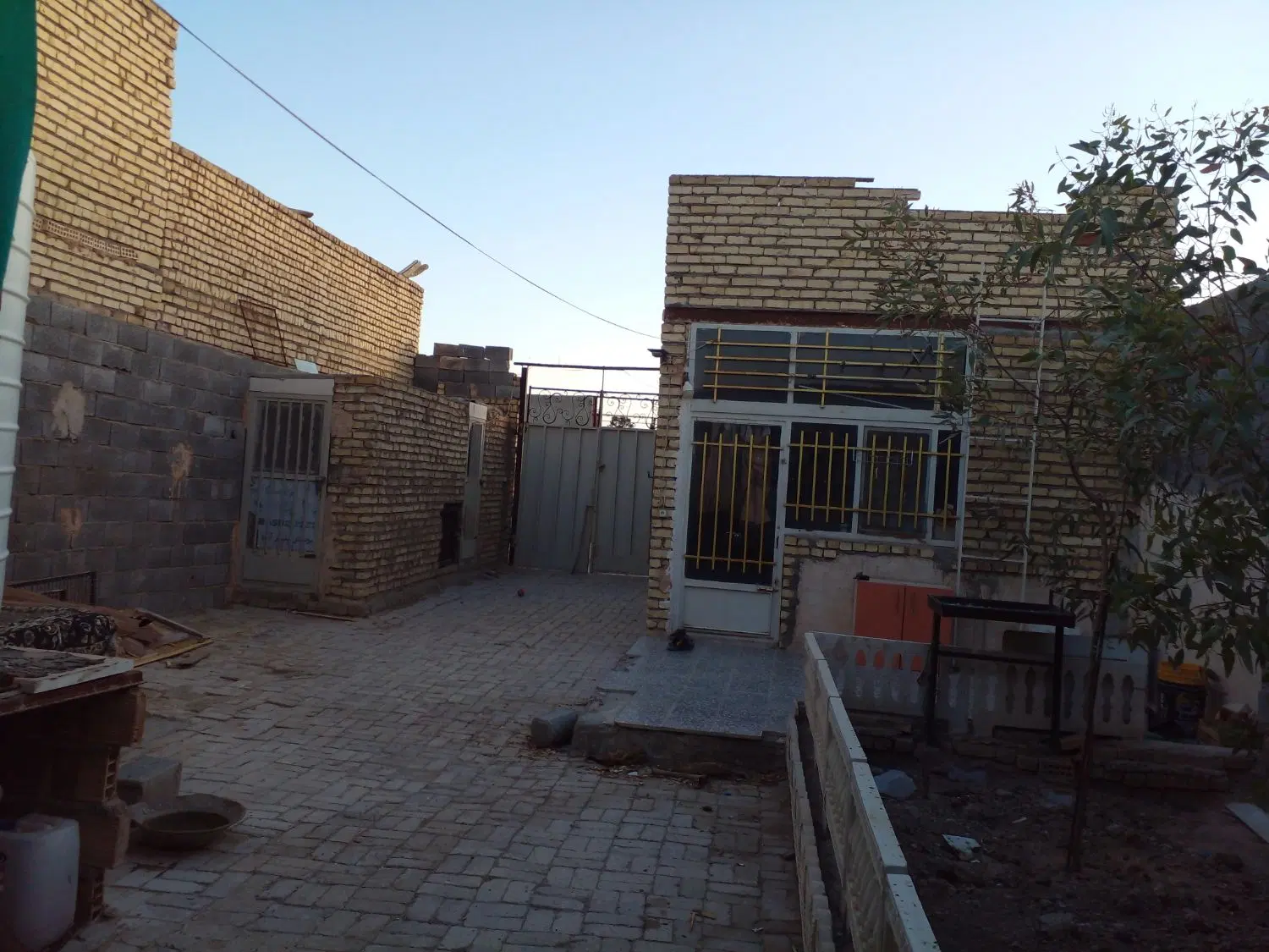 باغچه اسطبل اسب باربند چهار دیواری