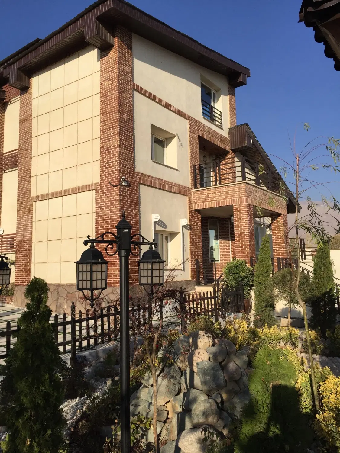 باغ ویلا ۱۰۰۰متری فول امکانات در قلب پزشکان