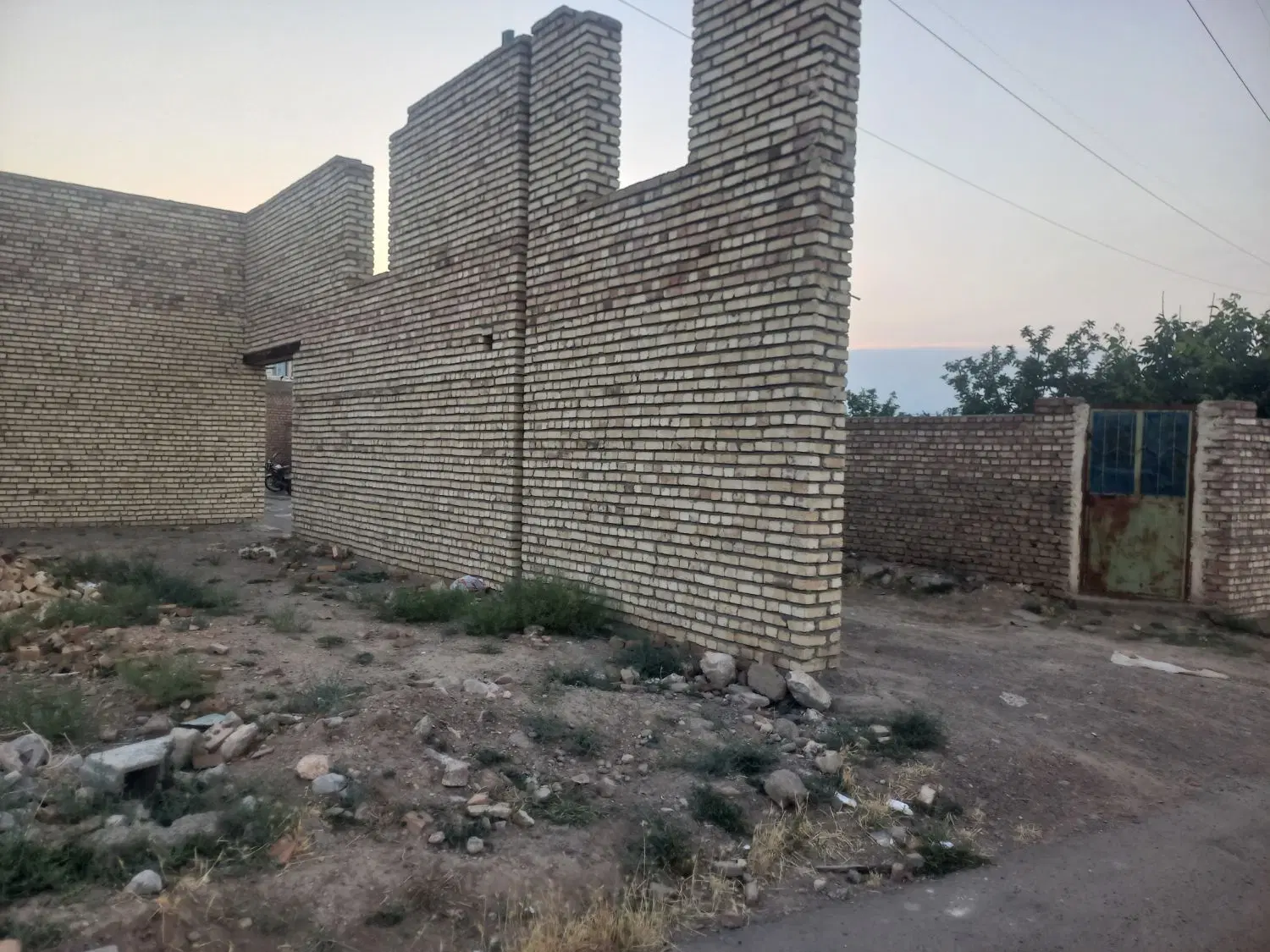 زمین ۱۷۹ متری دونبش حریم فشار قوی