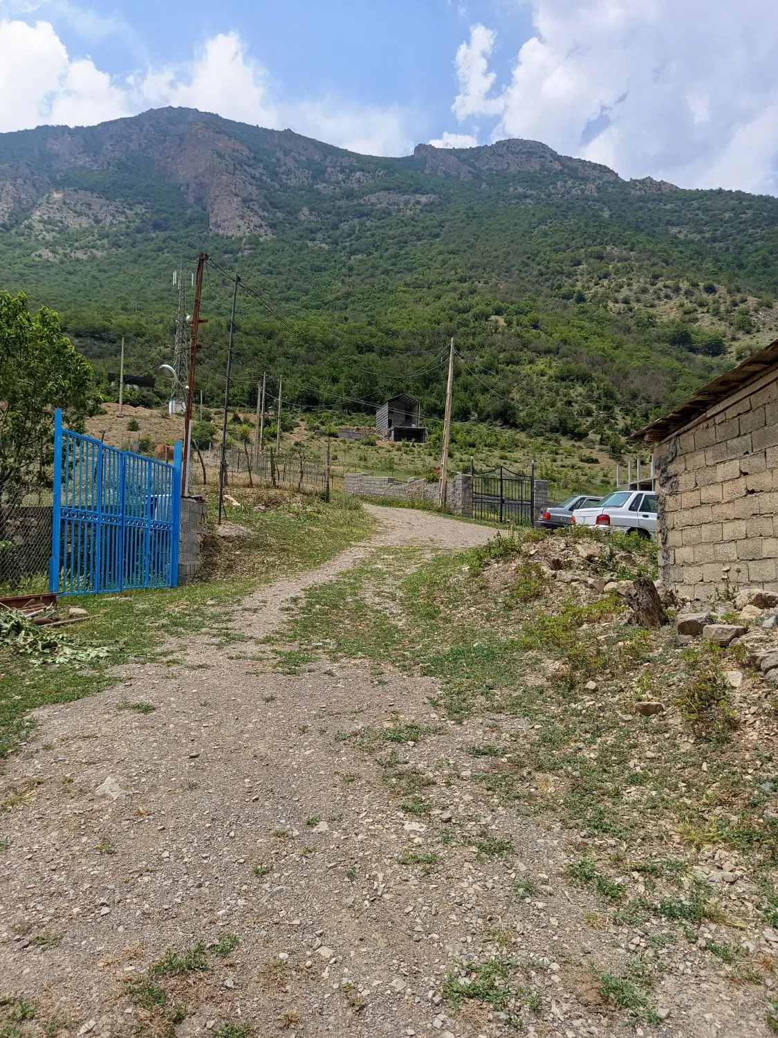 زمین ۶۱۸ متر، دارای آب و برق، چشم انداز  کوهستان