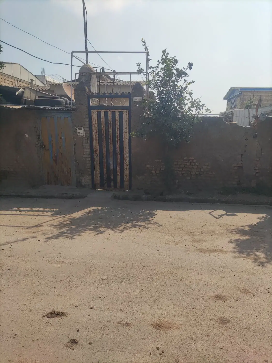 خانه کلنگی و باغچه و 200متر المتور بندی پی 9طبقه