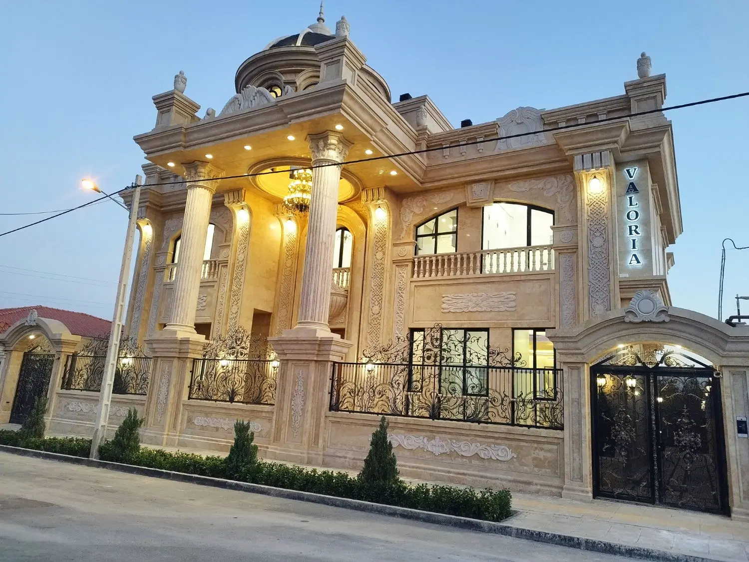 کاخ عمارت در قلب گلبهار
