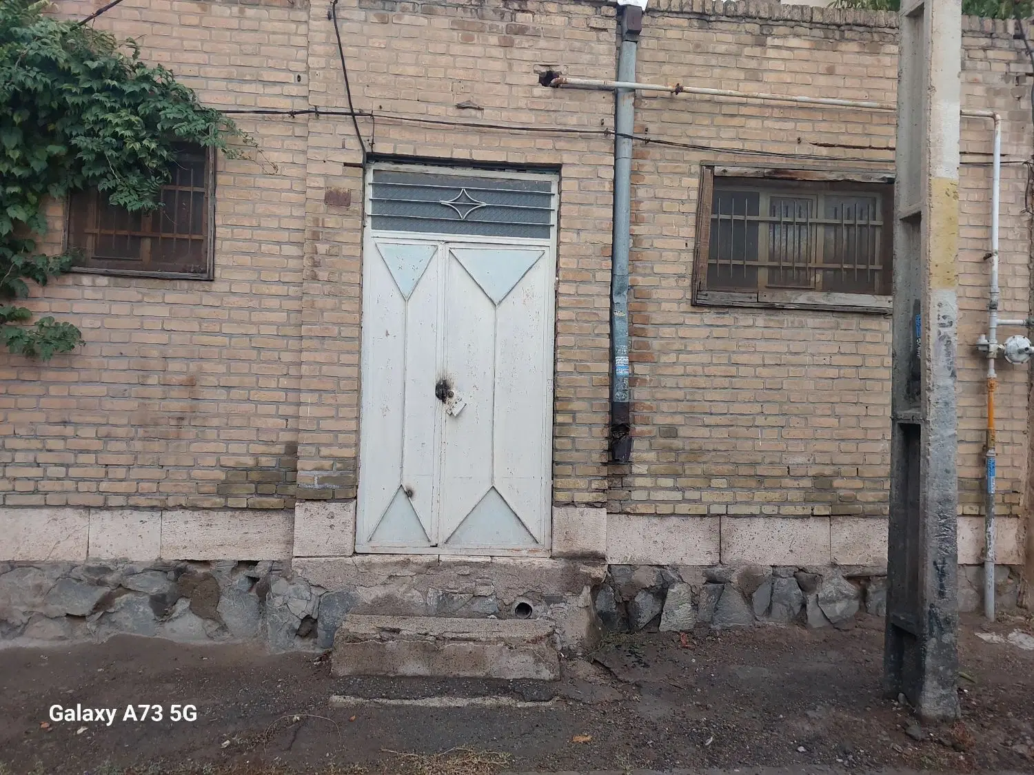 منزل کلنگی به مساحت ۱۰۵مترمربع.واقع در کوچه مشکی