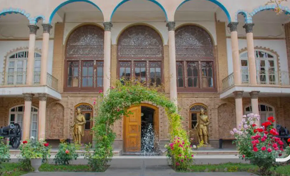 حیاط دوطبقه
