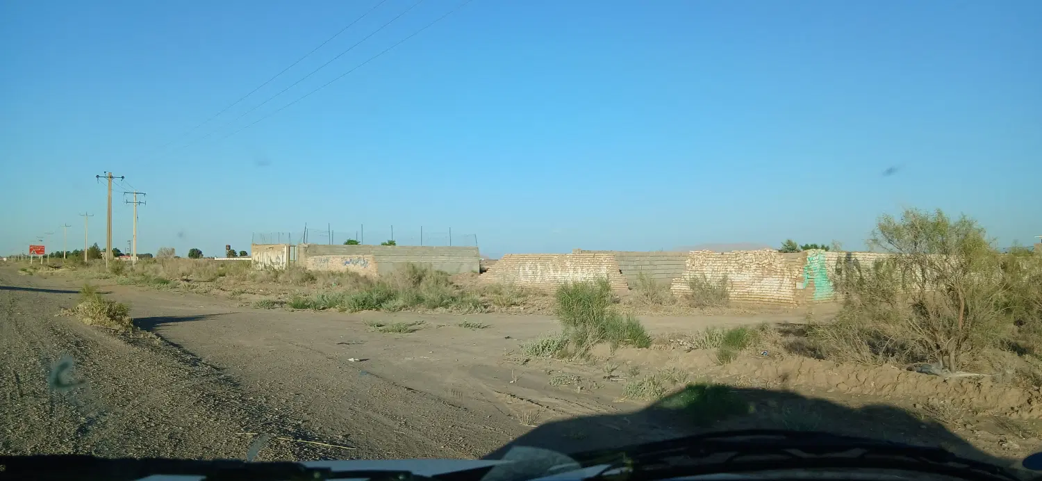 زمین کنار جاده اصلی
