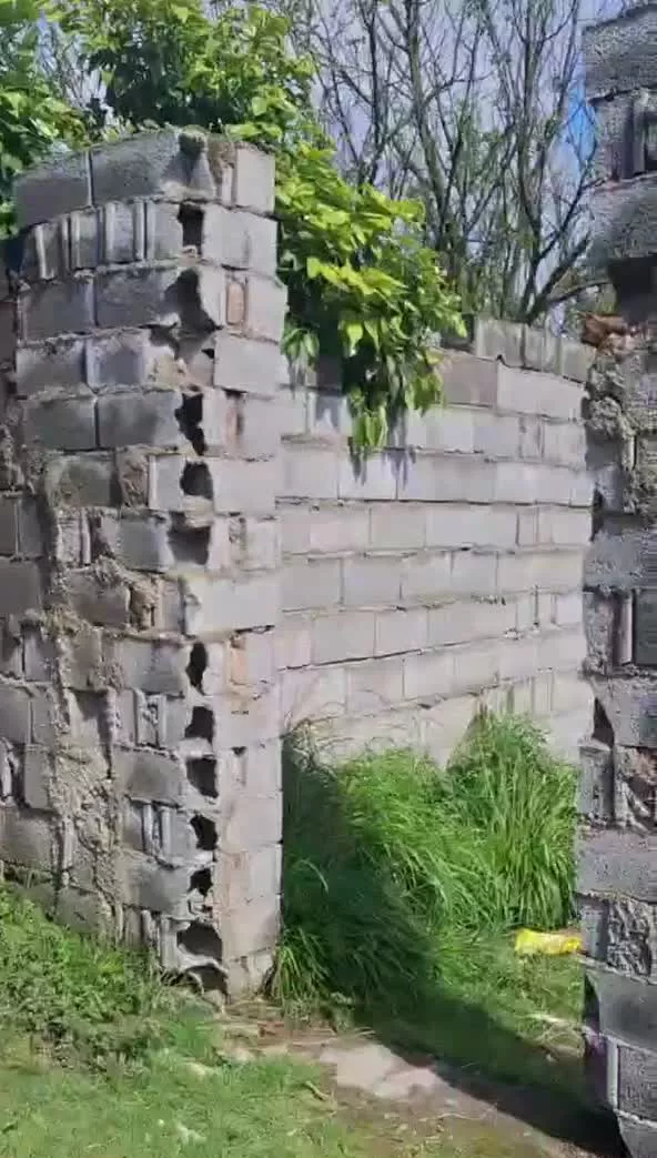 زمین ۲۰۵ متری چهار دیواری تک برگ