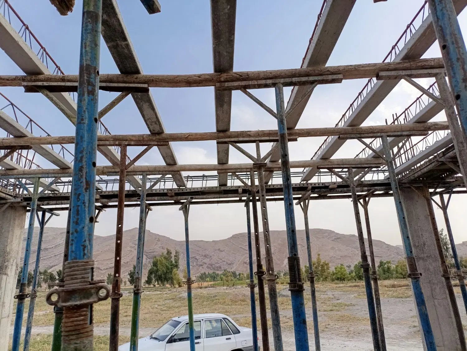 زمین نیمه کاره