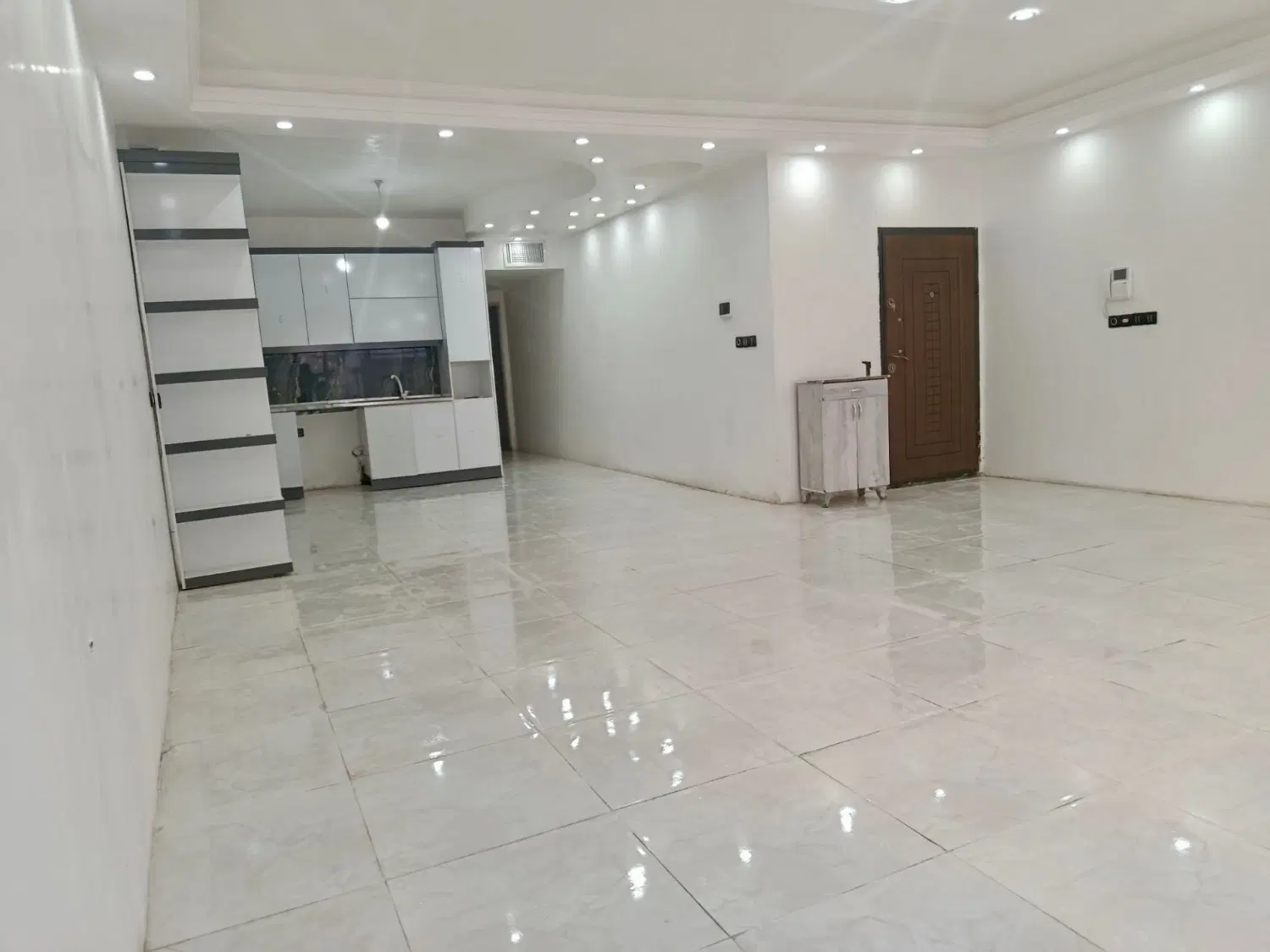آپارتمان ۱۲۲ متری تک واحدی نوساز هاشمیه ۶۲